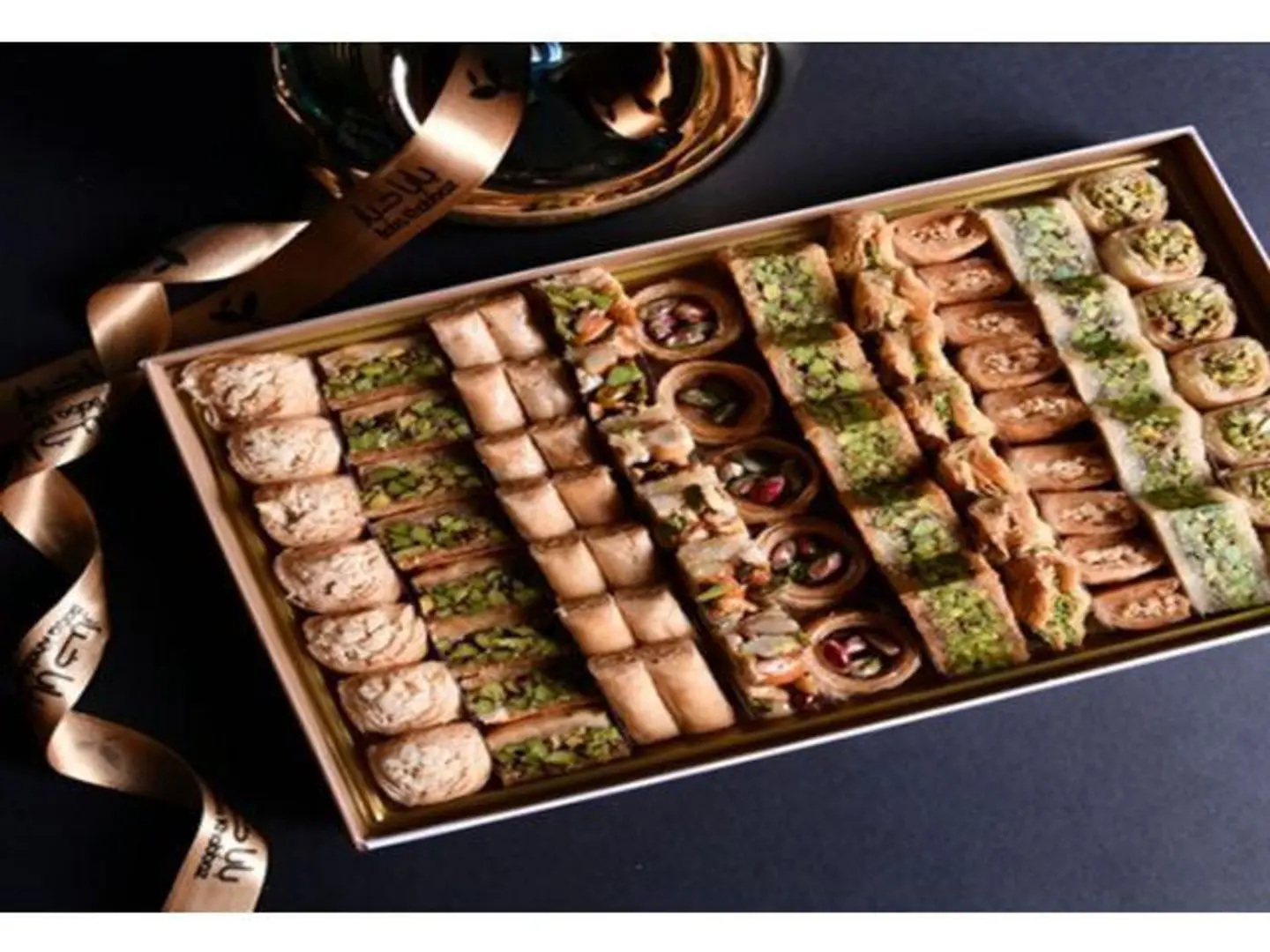 علبة بقلاوة ذهبية مميزة