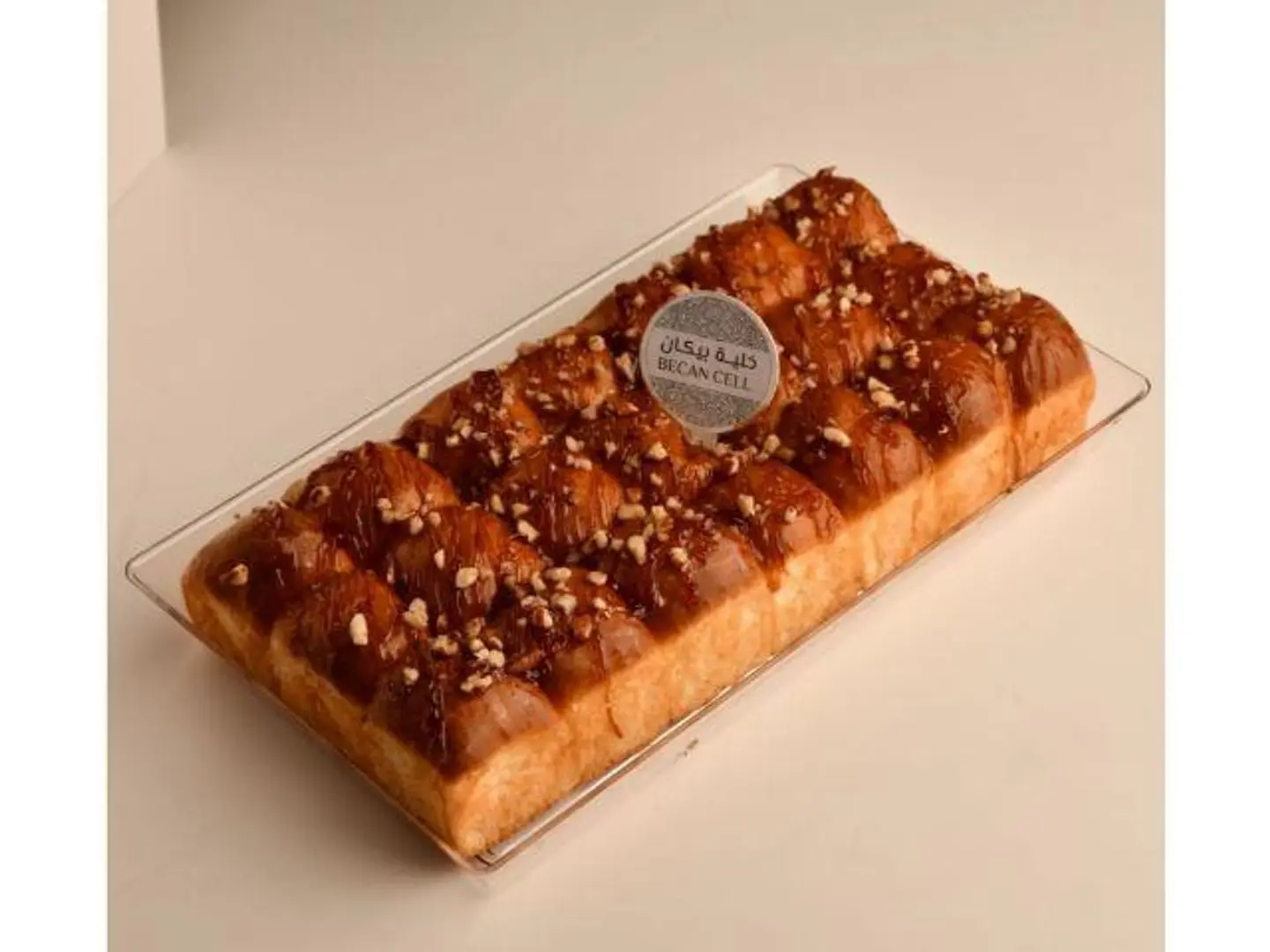 خاليا مع علبة جوز البقان