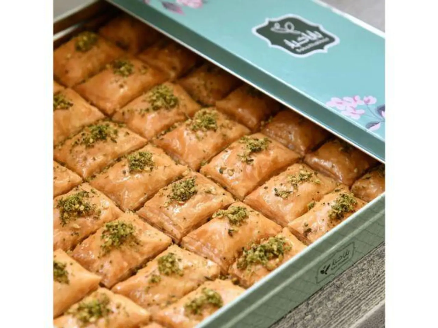 علبة بقلاوة بالزعتر