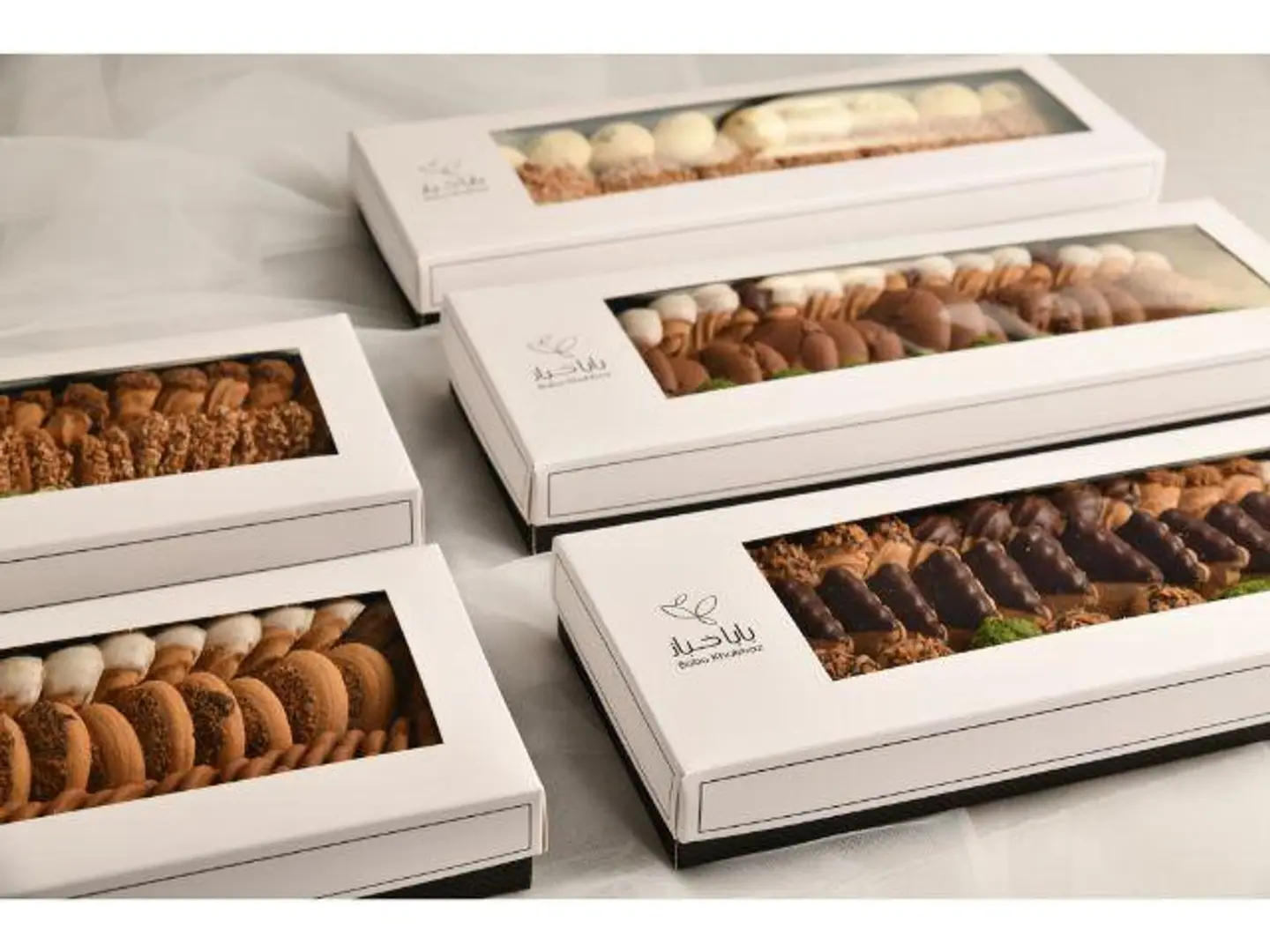 مزيج من الحلويات الصغيرة + برازق + قربة