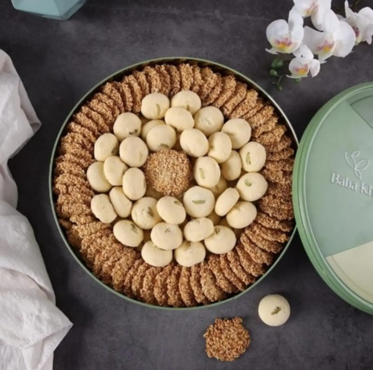 علبه غريبه مع برازق الفؤاد