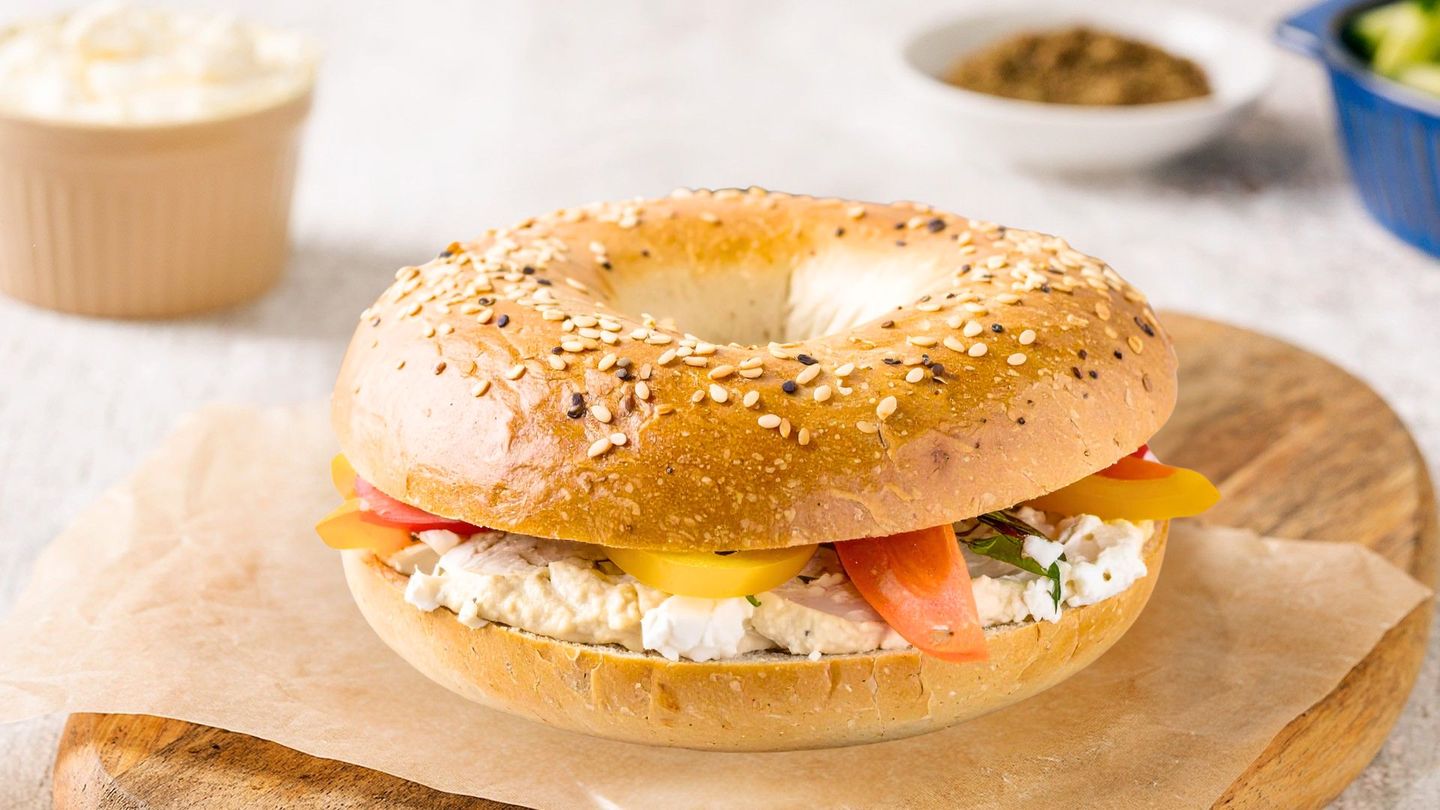 Hummus Veg Bagel
