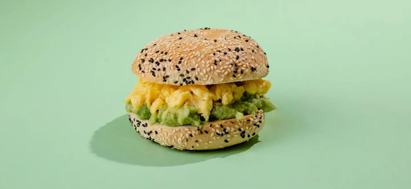 البيض مع القواكوملي