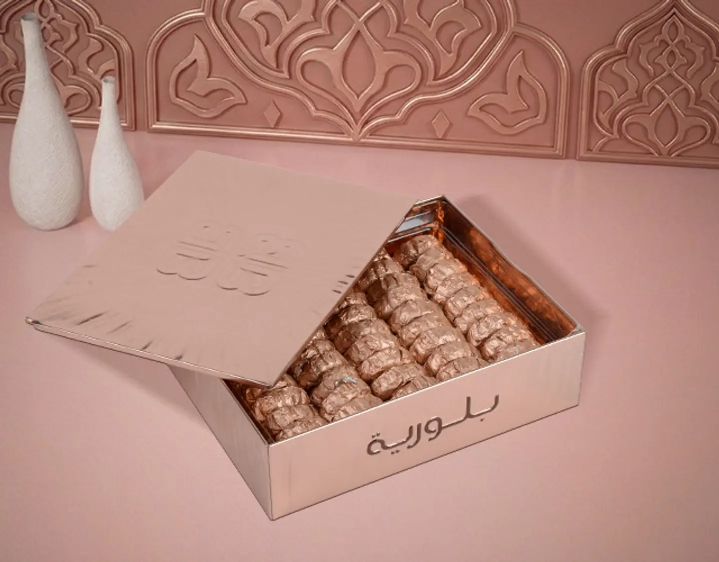 علبة معمول تمر وسط