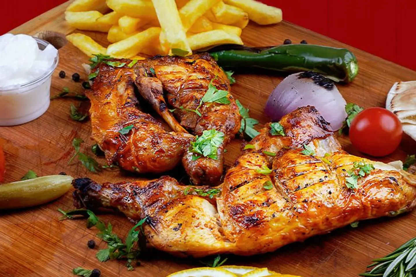 نص دجاج مشوي عالفحم مع أرز