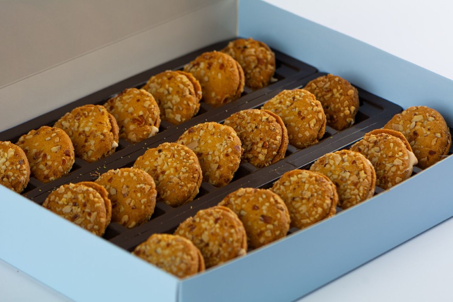 Petit Four Sable Vanilla With Cream And Almonds