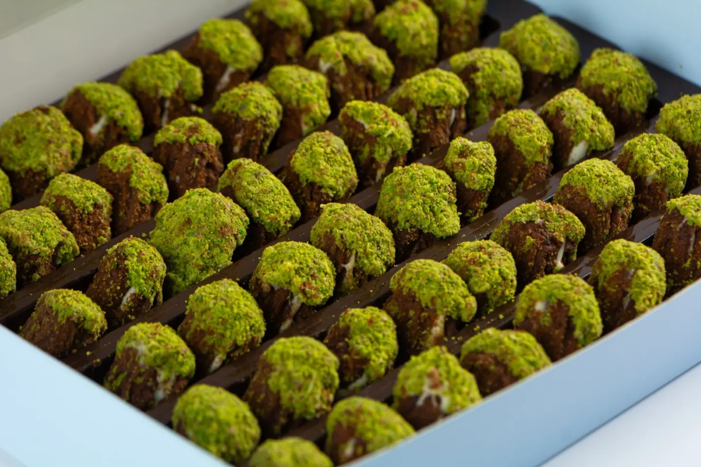 بيتي فور أصابع شوكولاتة بالفستق