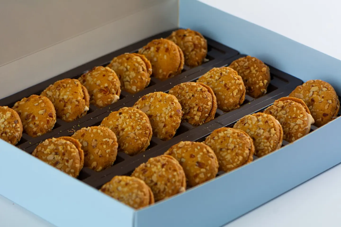 Petit Four Sable Vanilla With Cream And Almonds