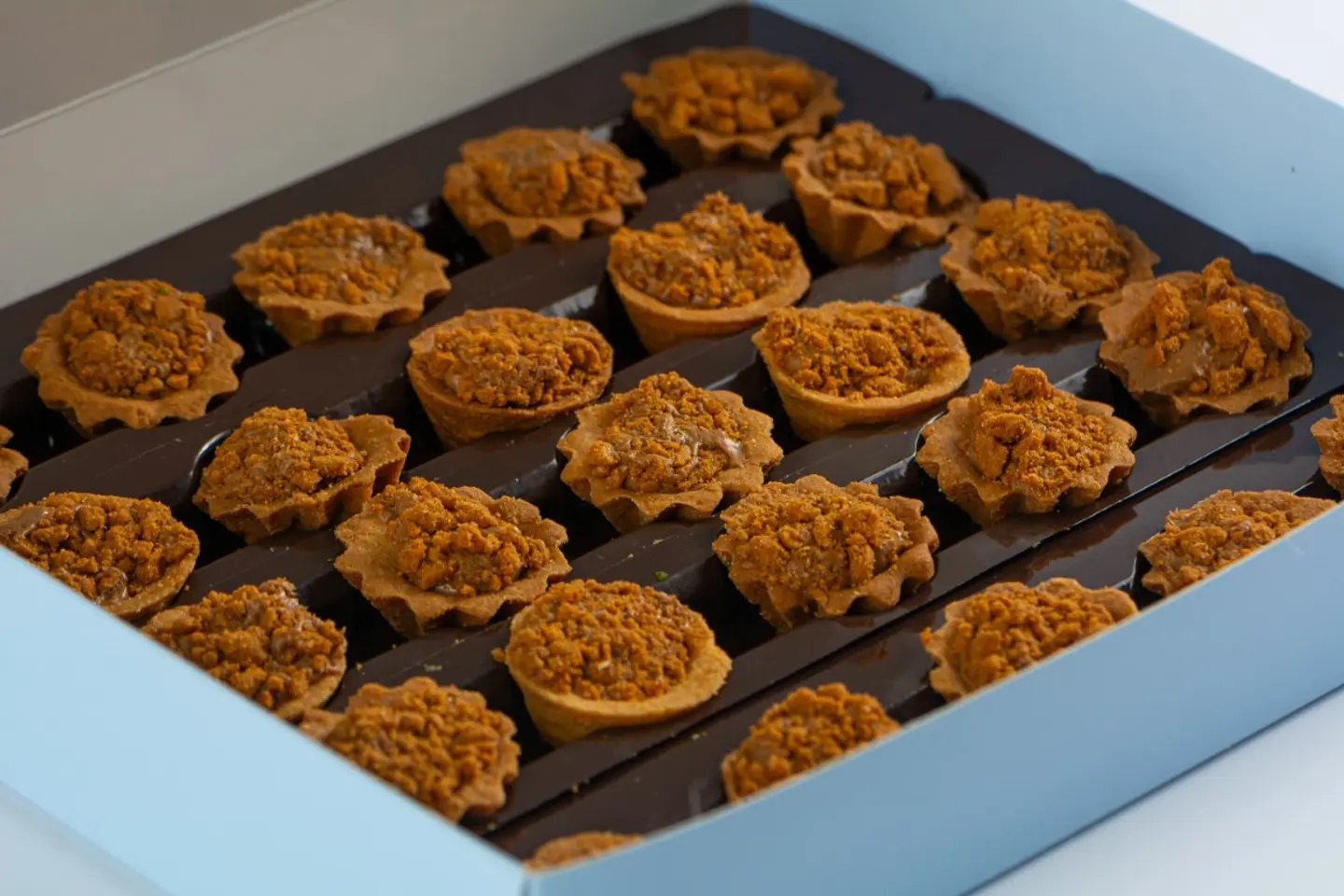 Mini Tart With Lotus Cream Covered With Lotus