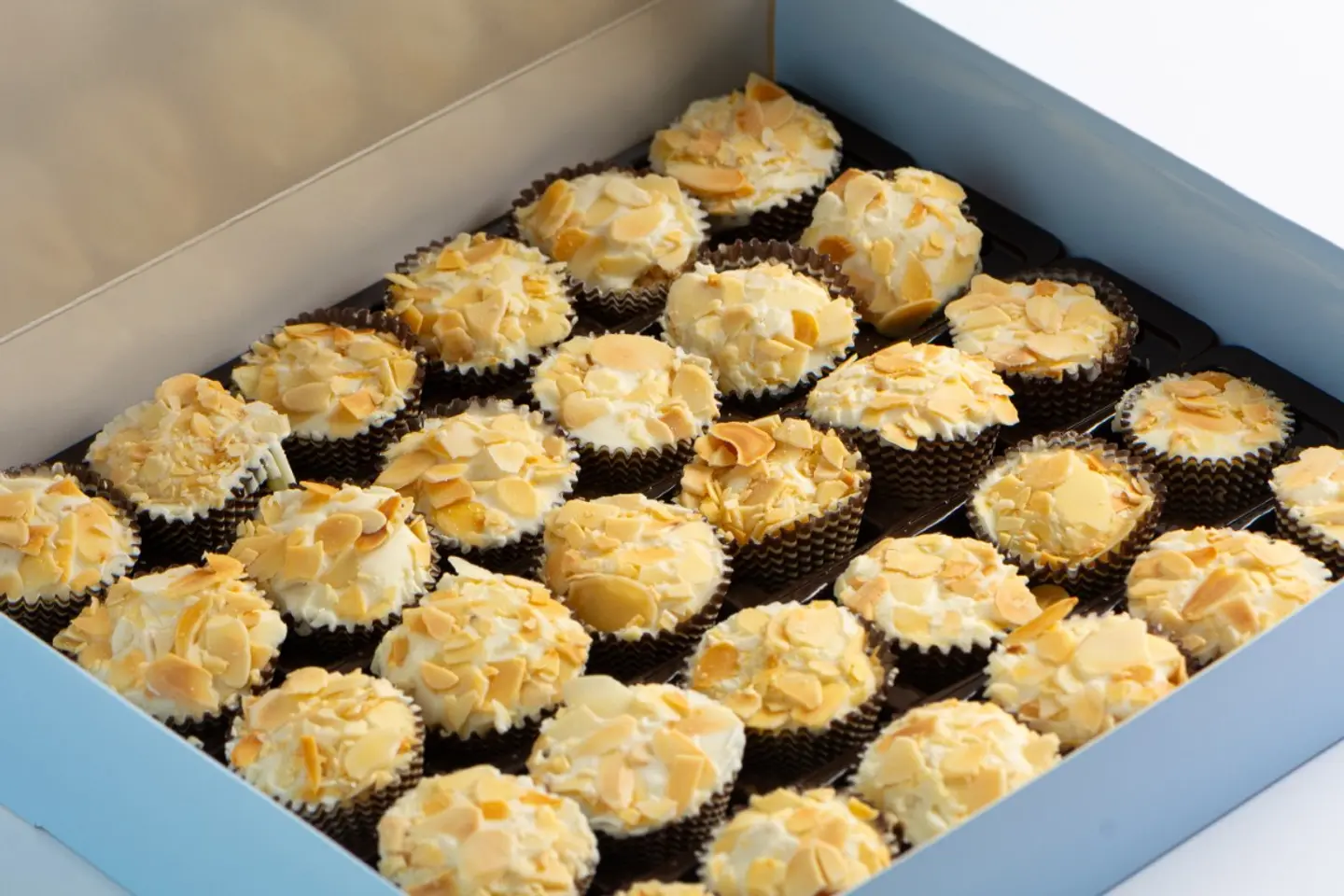 بيتي فور كاسة بالنارجيل بالشوكولاتة البيضاء واللوز