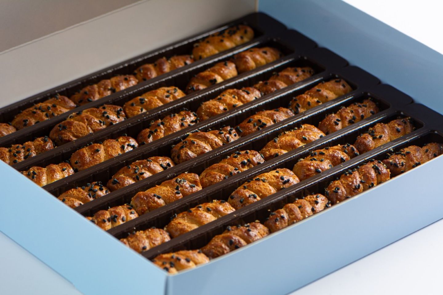 Petit Four Salted Braided With Black Seeds