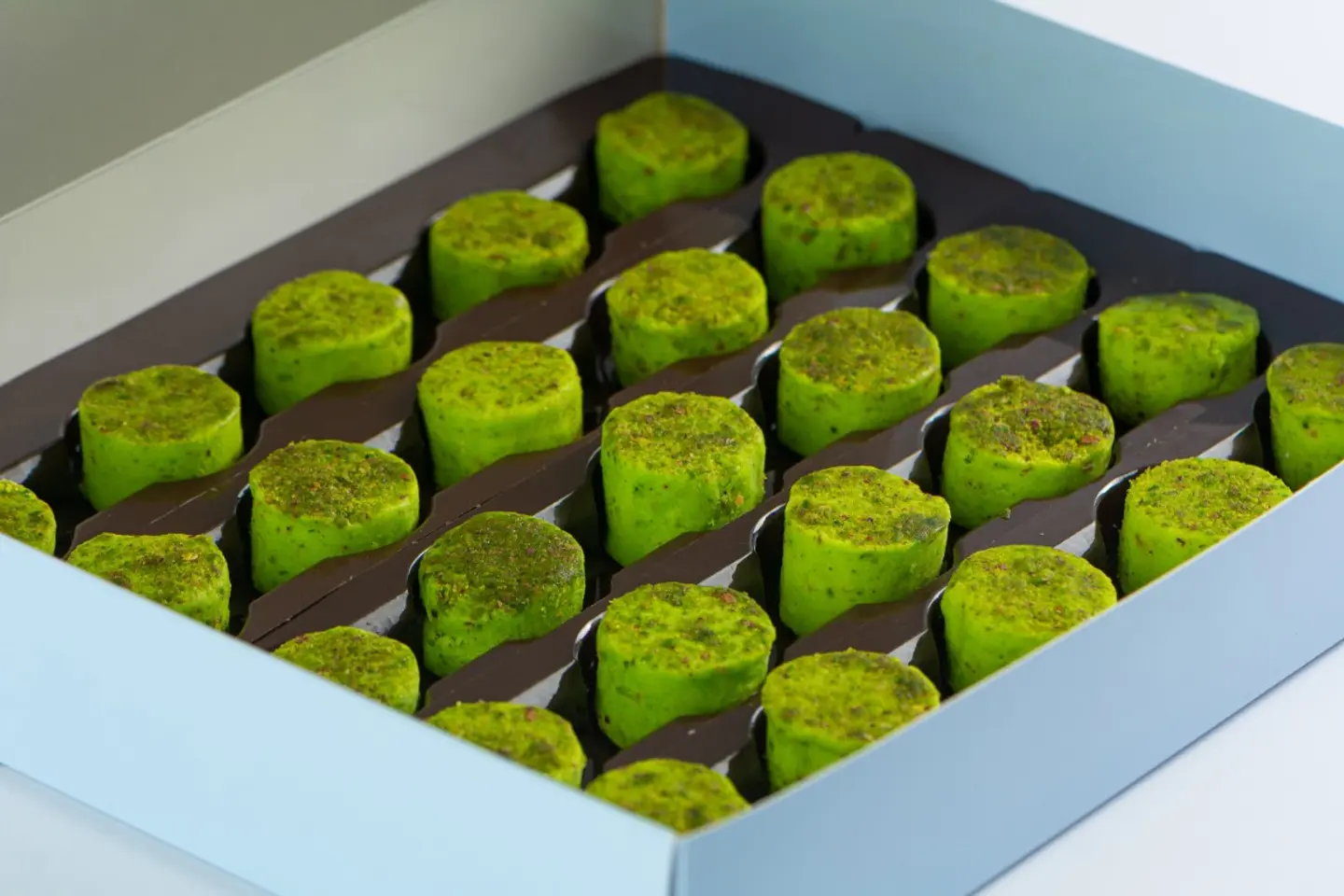 لبنية بالفستق