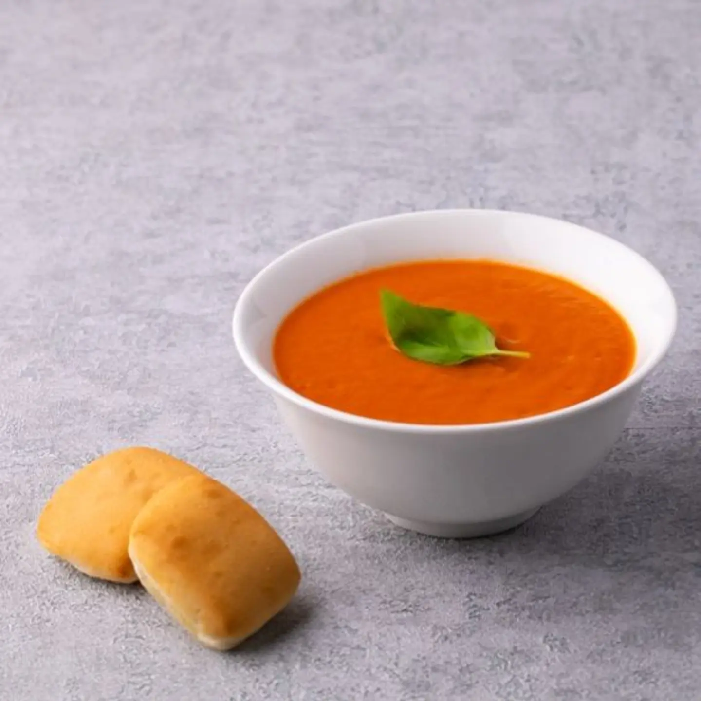 شوربة الطماطم والريحان