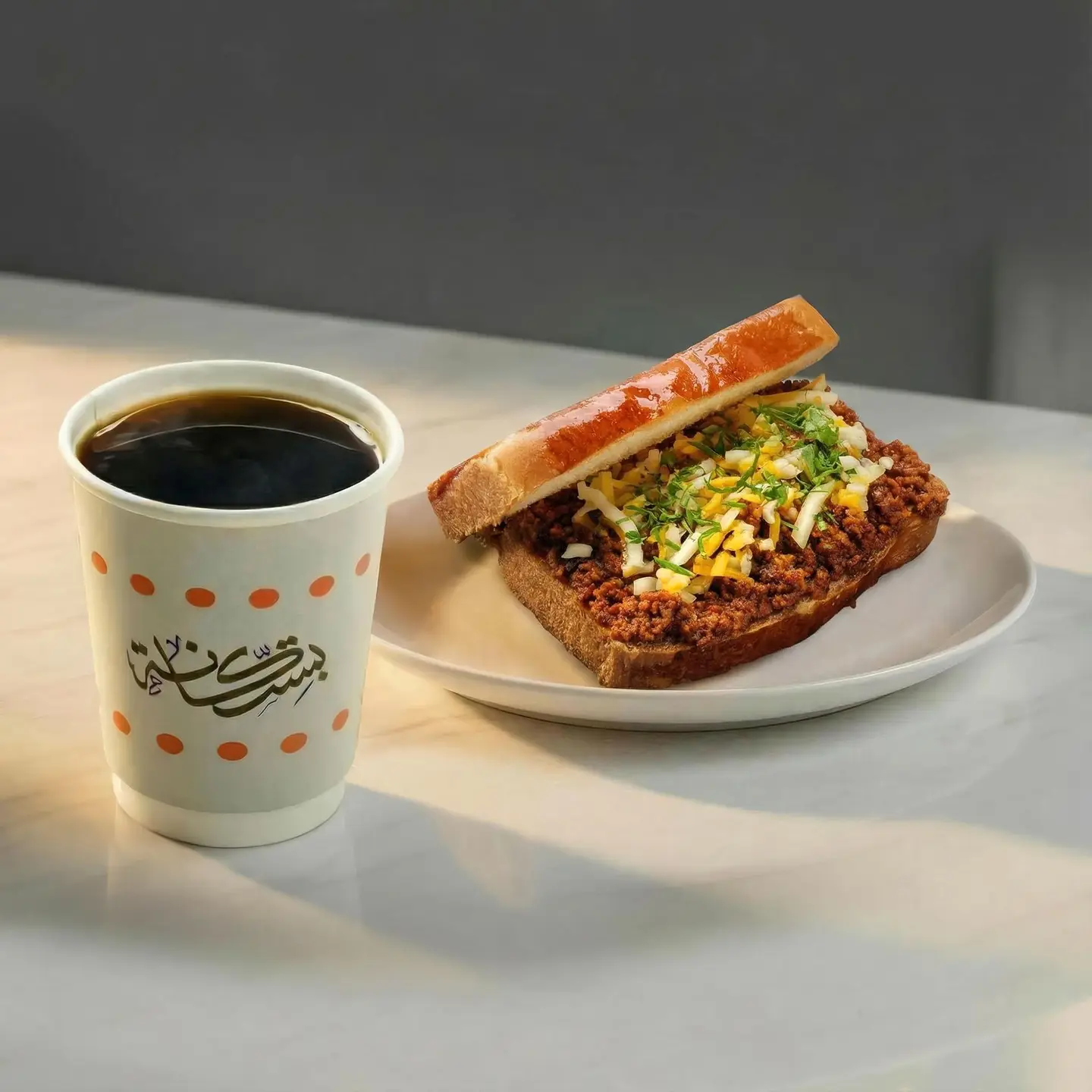 وجبة لحم مفروم بريوش مع شاي