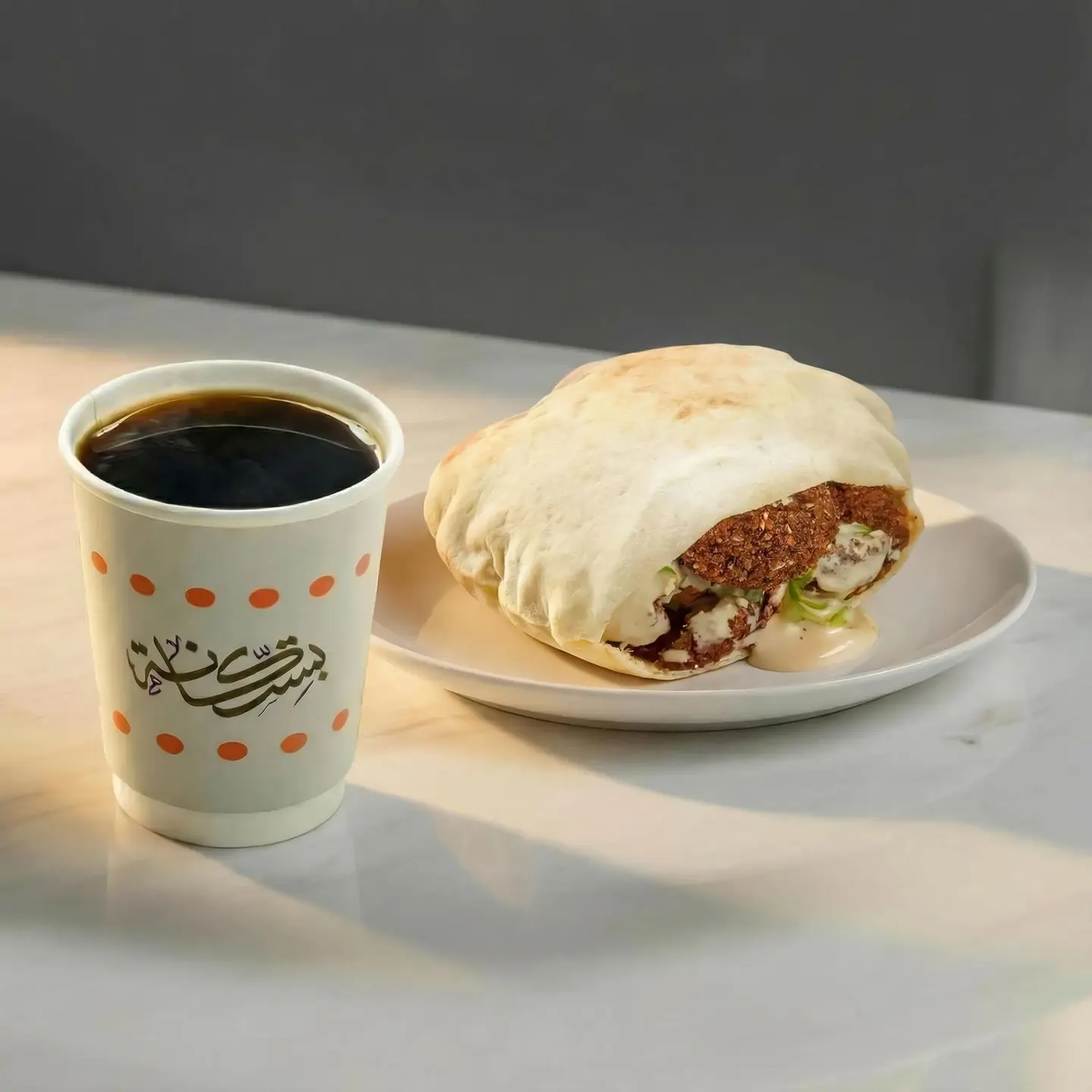 وجبة سندوتش الفلافل مع الشاي