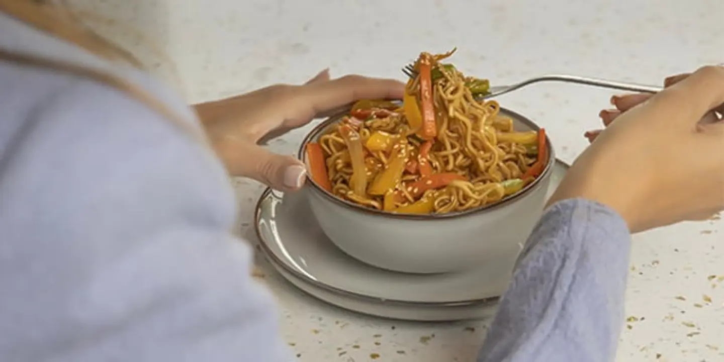 نودلز عضوي مع الخضار