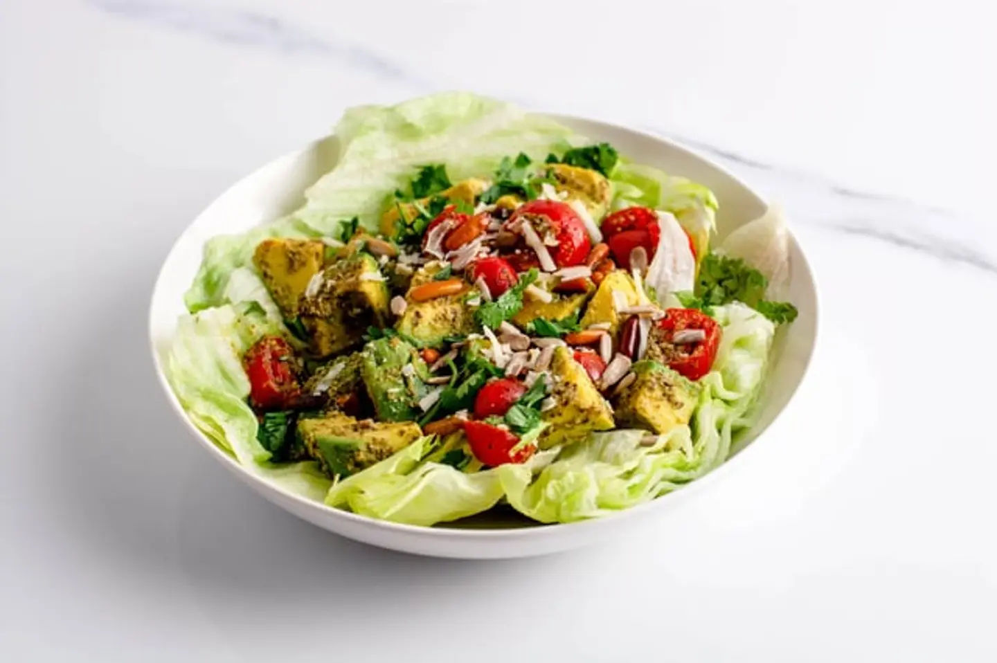 سلطة الأفوكادو والطماطم بالبستو