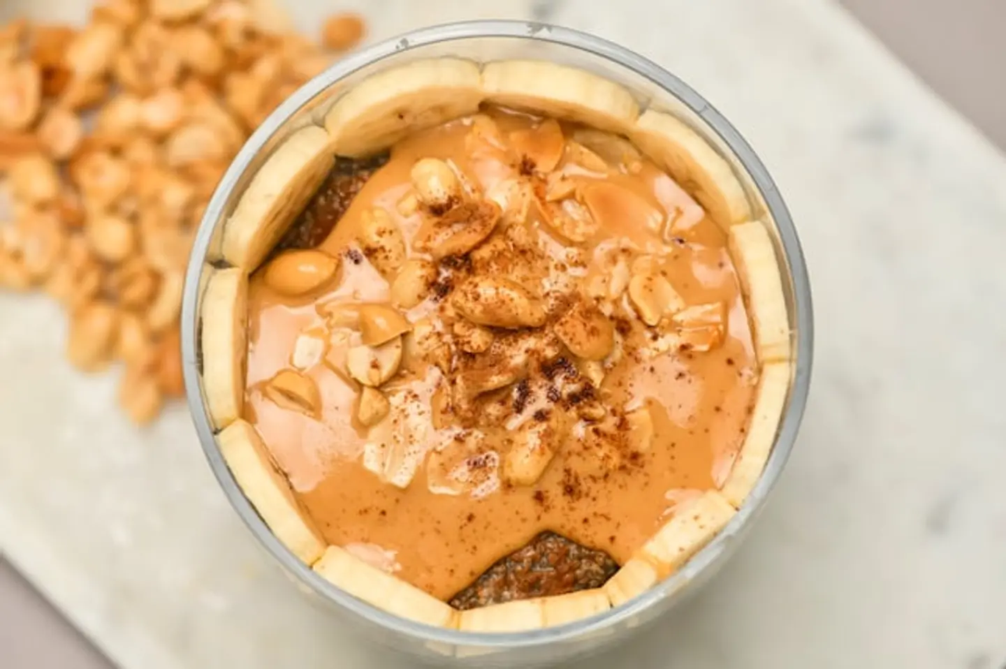 بودنغ الموز وزبدة الفول السوداني وبذور الشيا