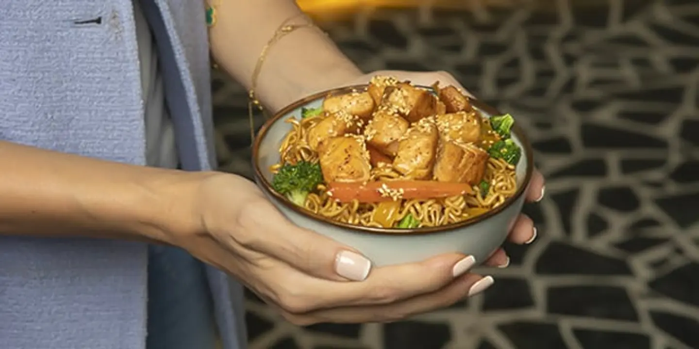 سالمون ونودلز بالصويا و الزنجبيل