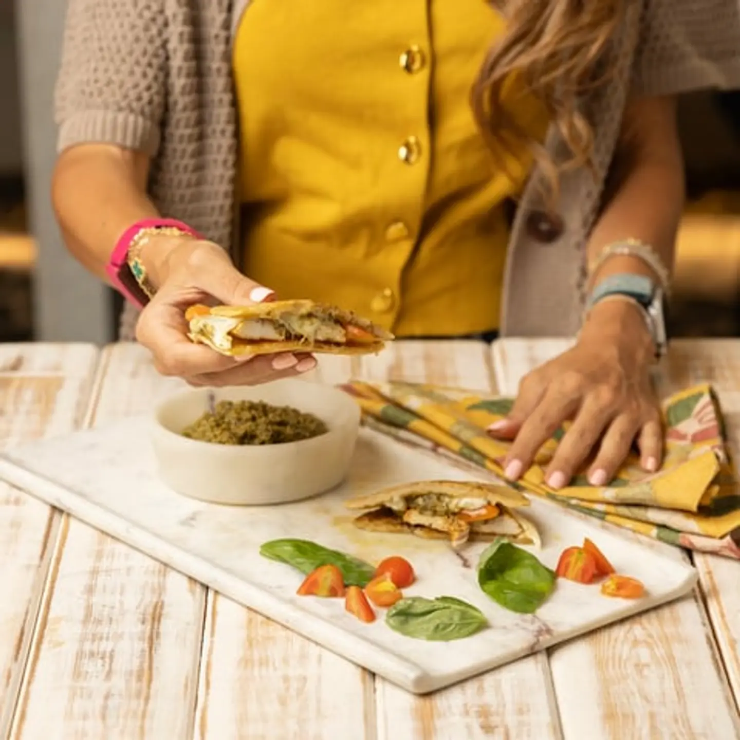 كيتو موزو بيستو دجاج ساندويتش