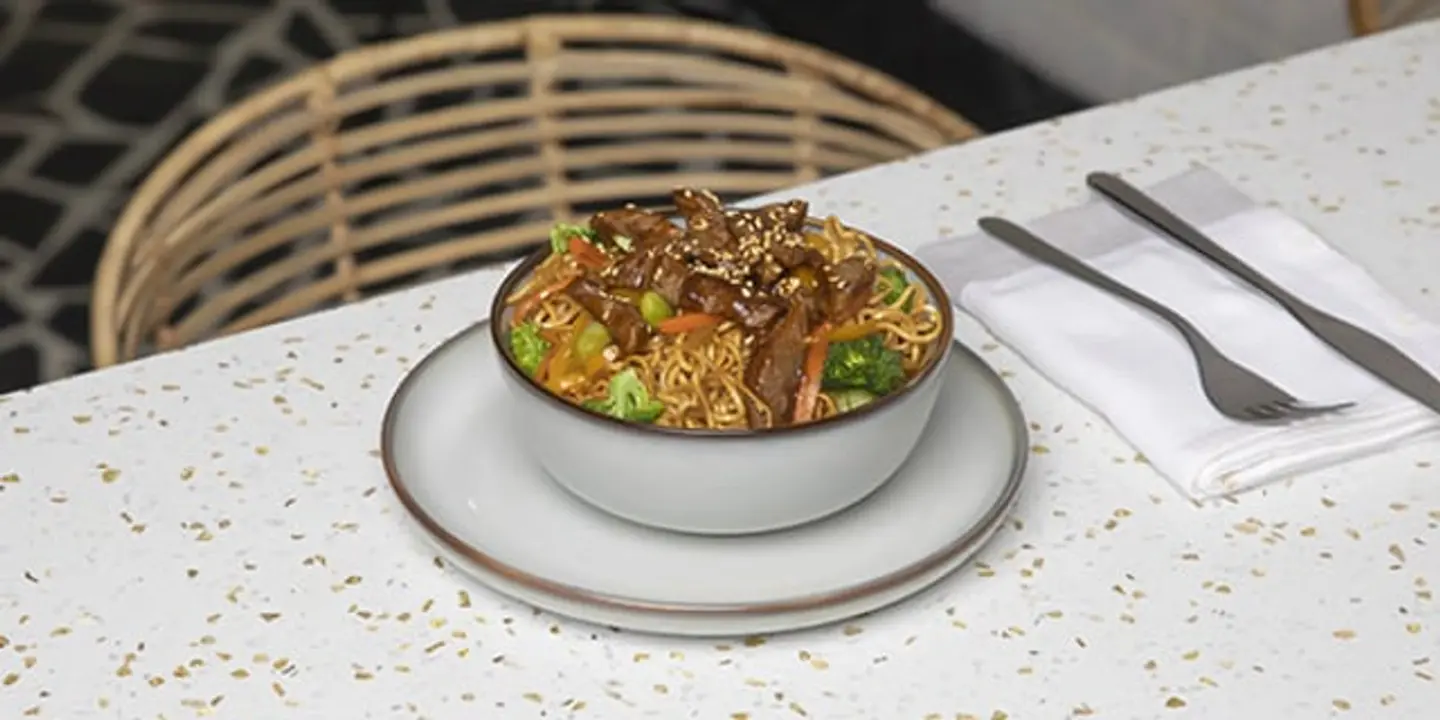 طبق اللحم والنودلز الاسيوي