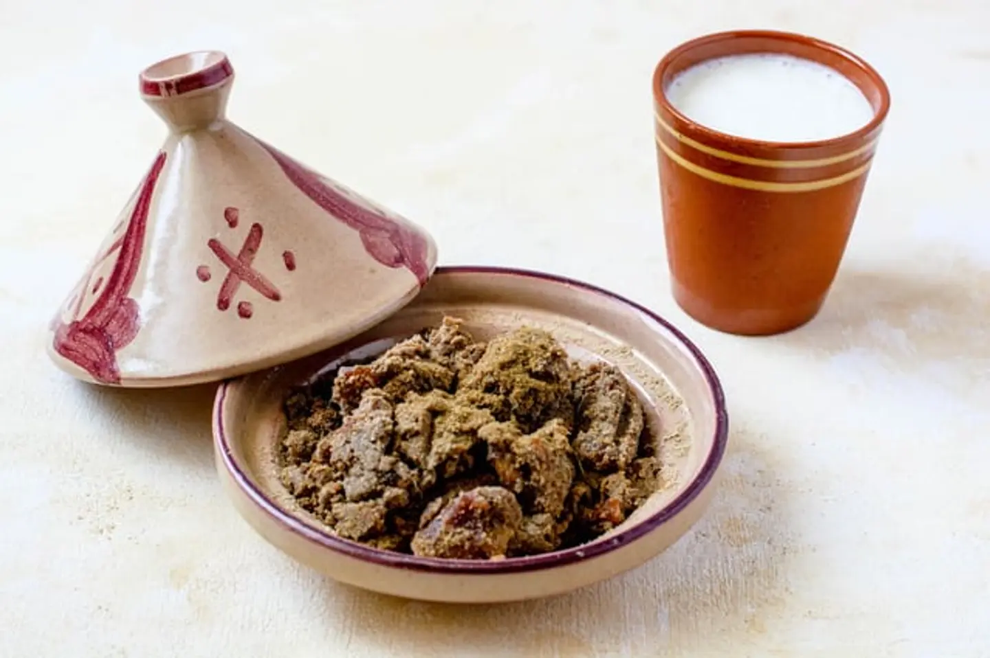 تمر بالدخن و الهيل