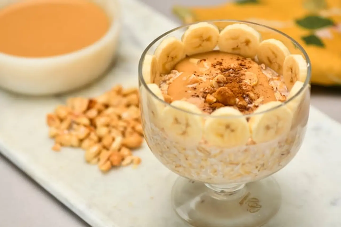 الشوفان مع زبدة الفول السوداني والموز