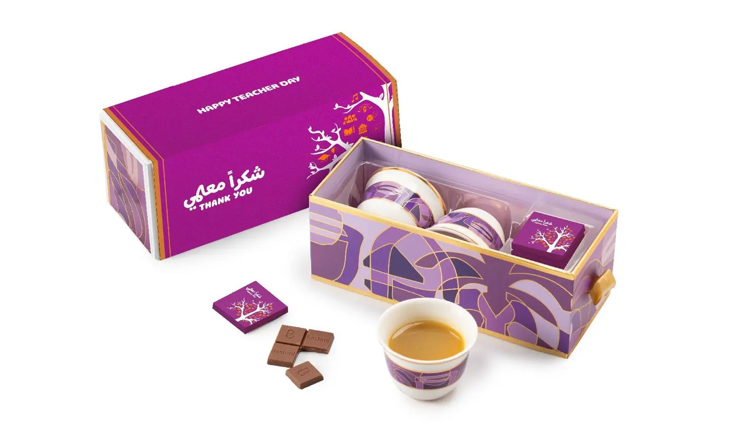 فناجين القهوة العربية باللون البنفسجي