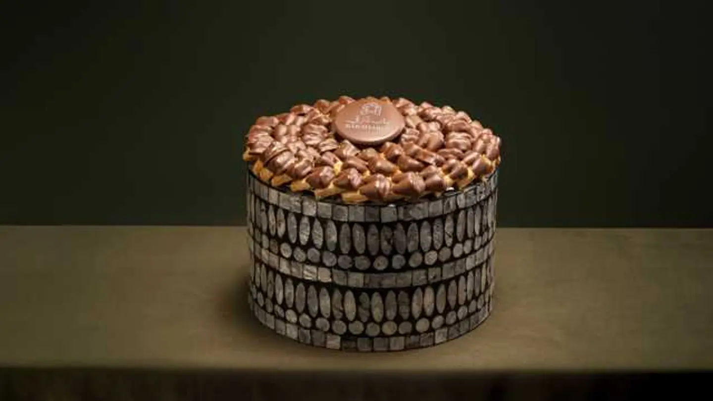 صينية أصابع البقلاوة بالكاجو والشوكلاتة صغير(لون اسود )