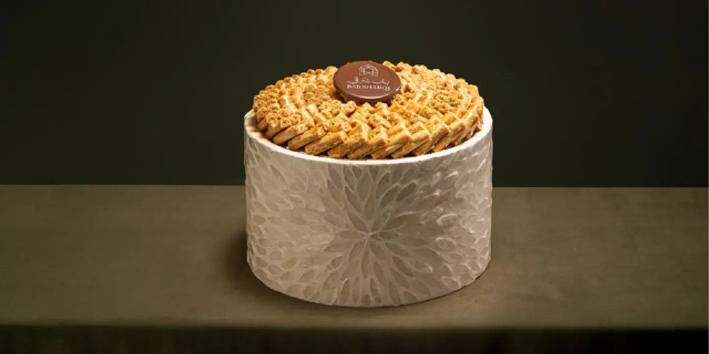 صينية أصابع البقلاوة بالكاجو صغير لون بيج