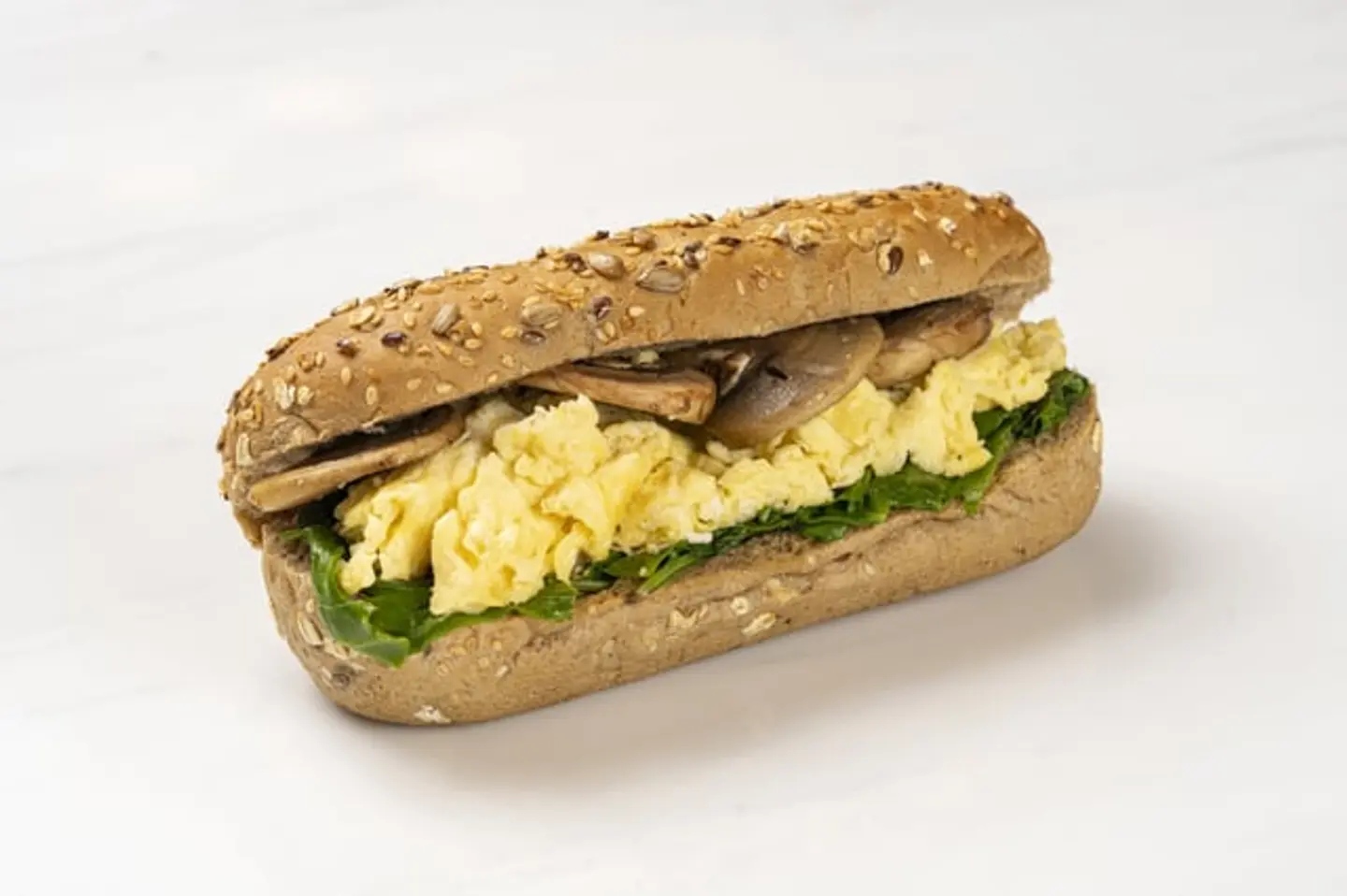 بيض مقلي مع ورق السبانخ و قطع المشروم