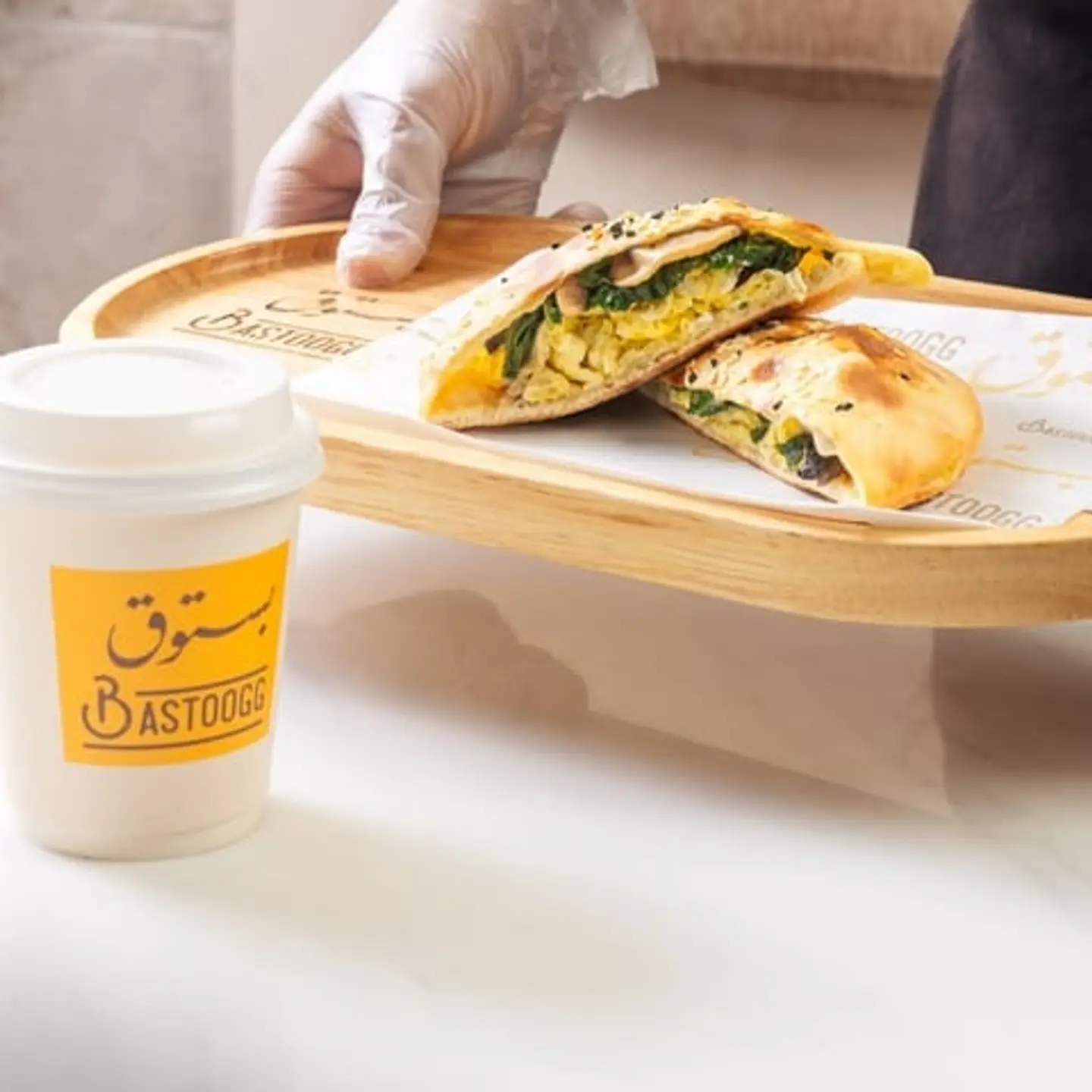 بيض مقلي مع ورق السبانخ وقطع المشروم