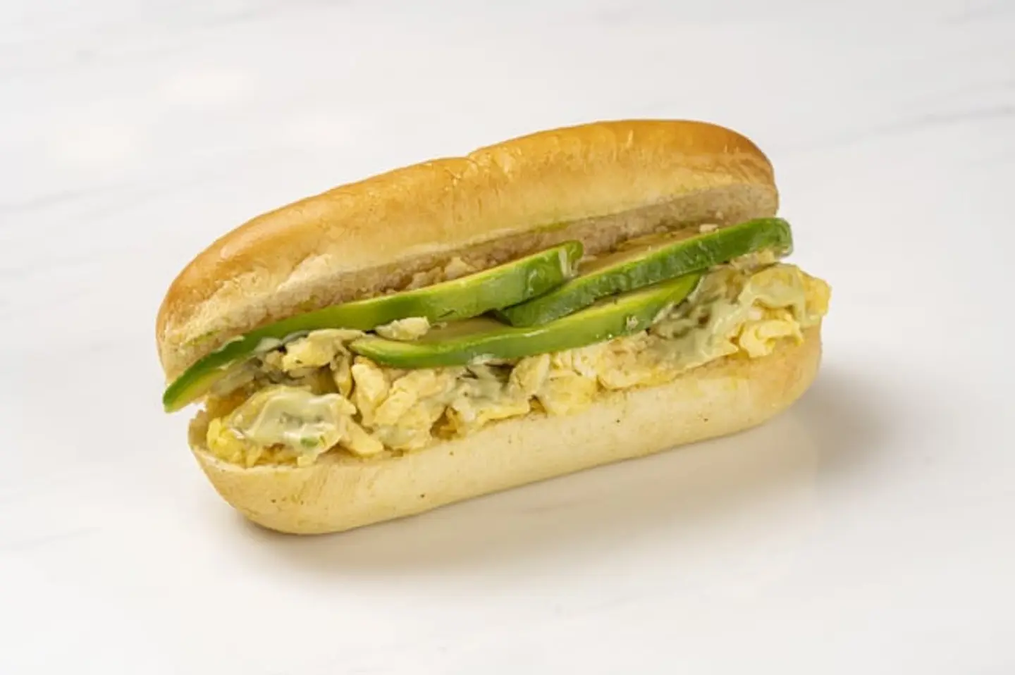 بيض مقلي مع قطع الأفوكادو