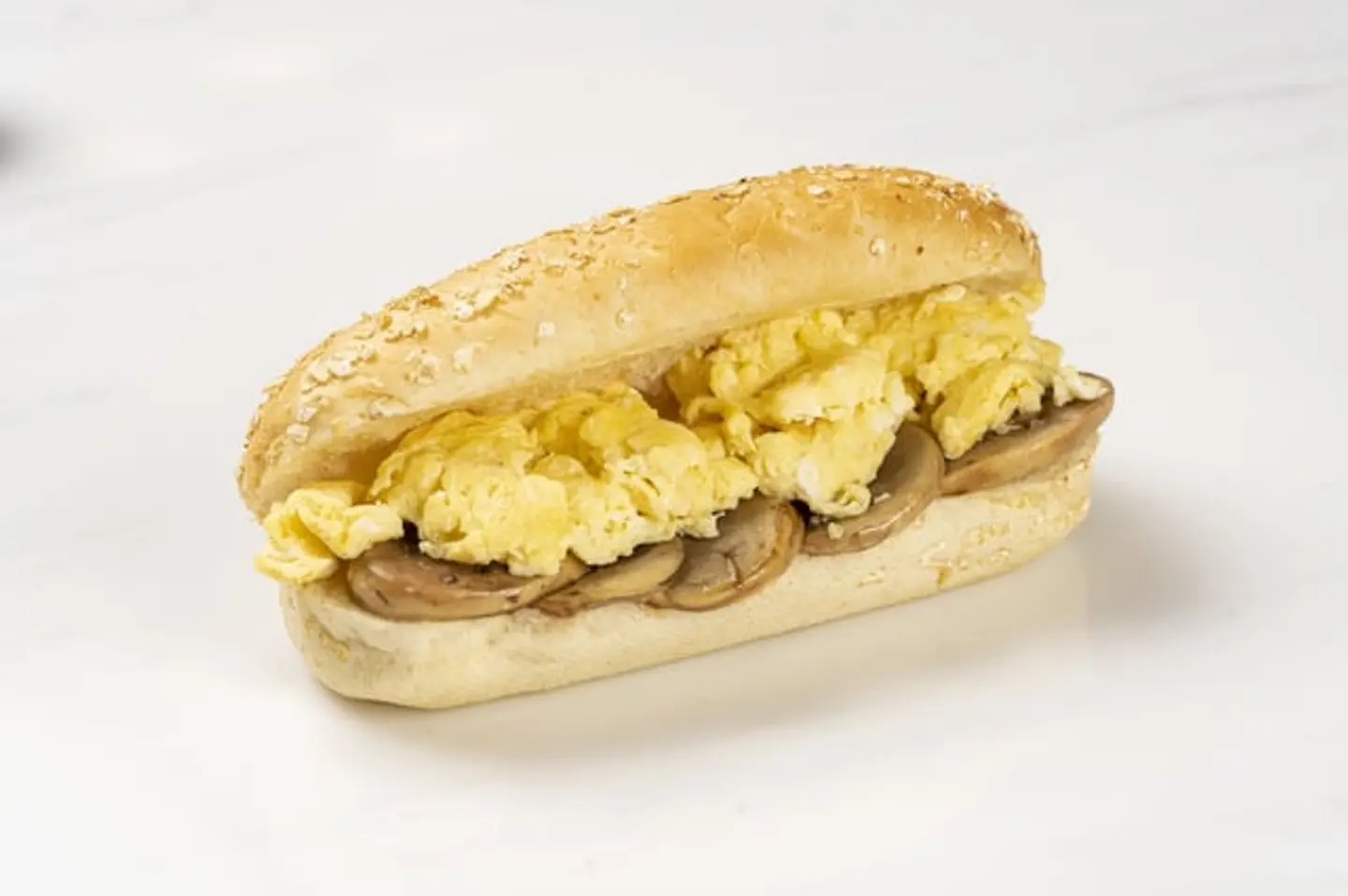 بيض مقلي مع قطع المشروم