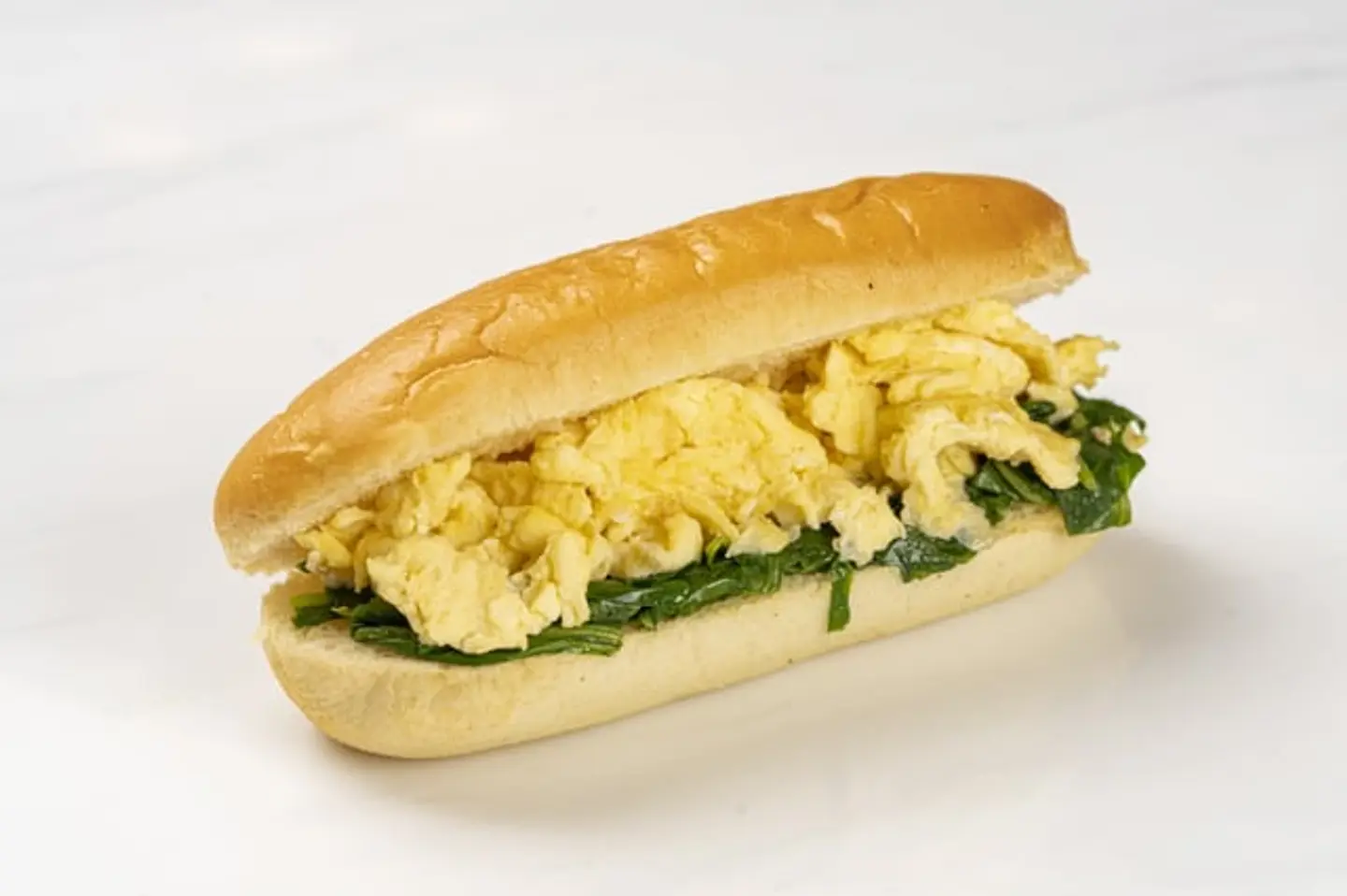 بيض مقلي مع ورق السبانخ