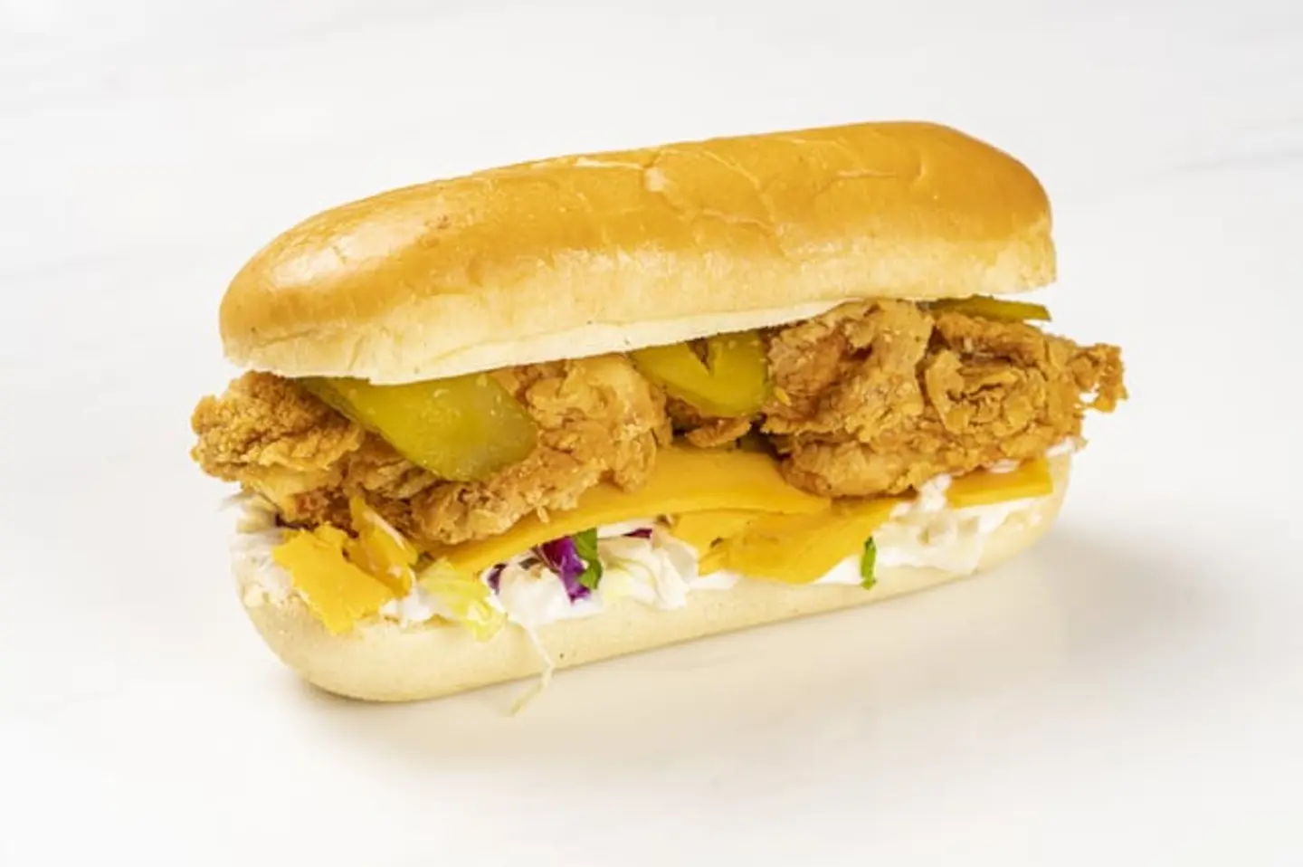 صدر دجاج مقلي مع الجبنة وسلطة الخس والملفوف