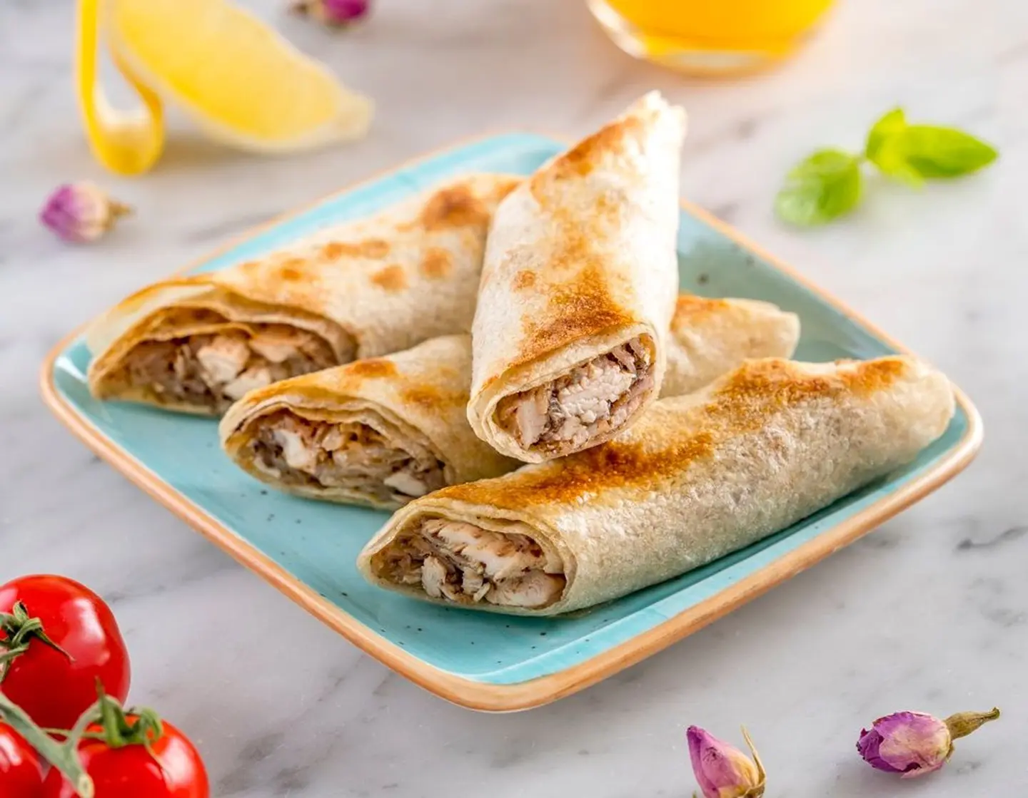 Chicken Mosakhan Rolls (4 Pieces)