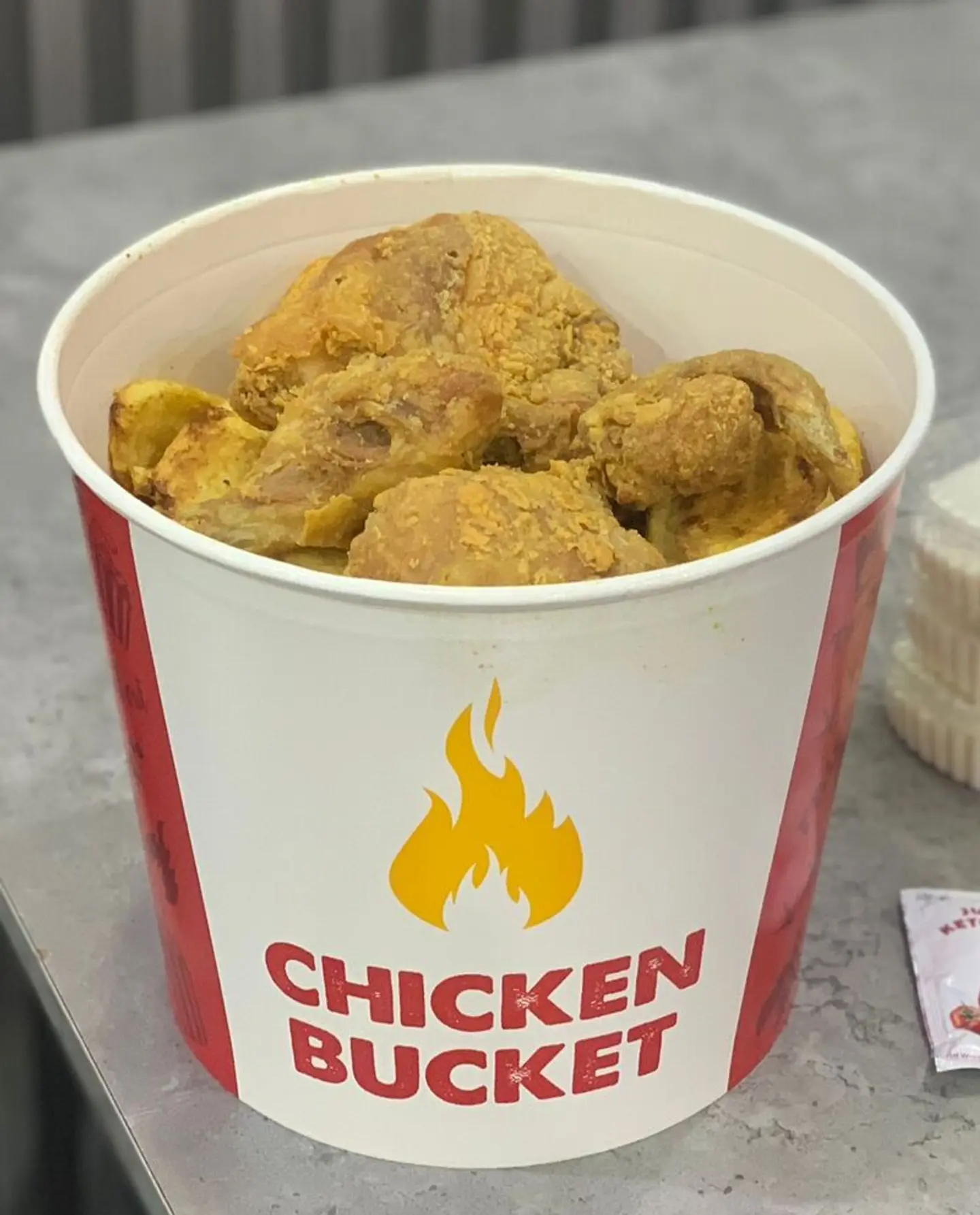 سطل بروستد عائلي 12 قطعة