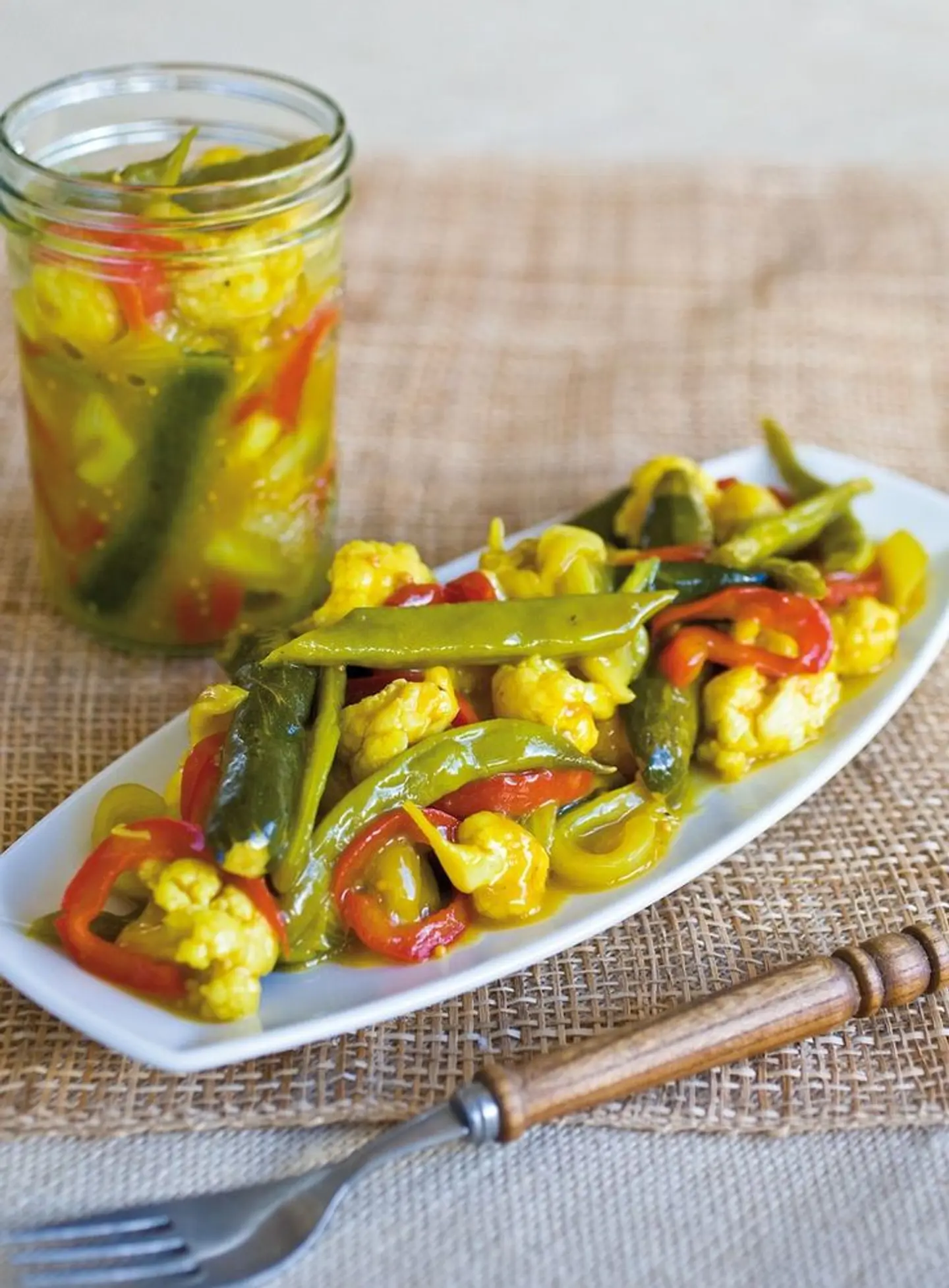 صحن مخللات كبير