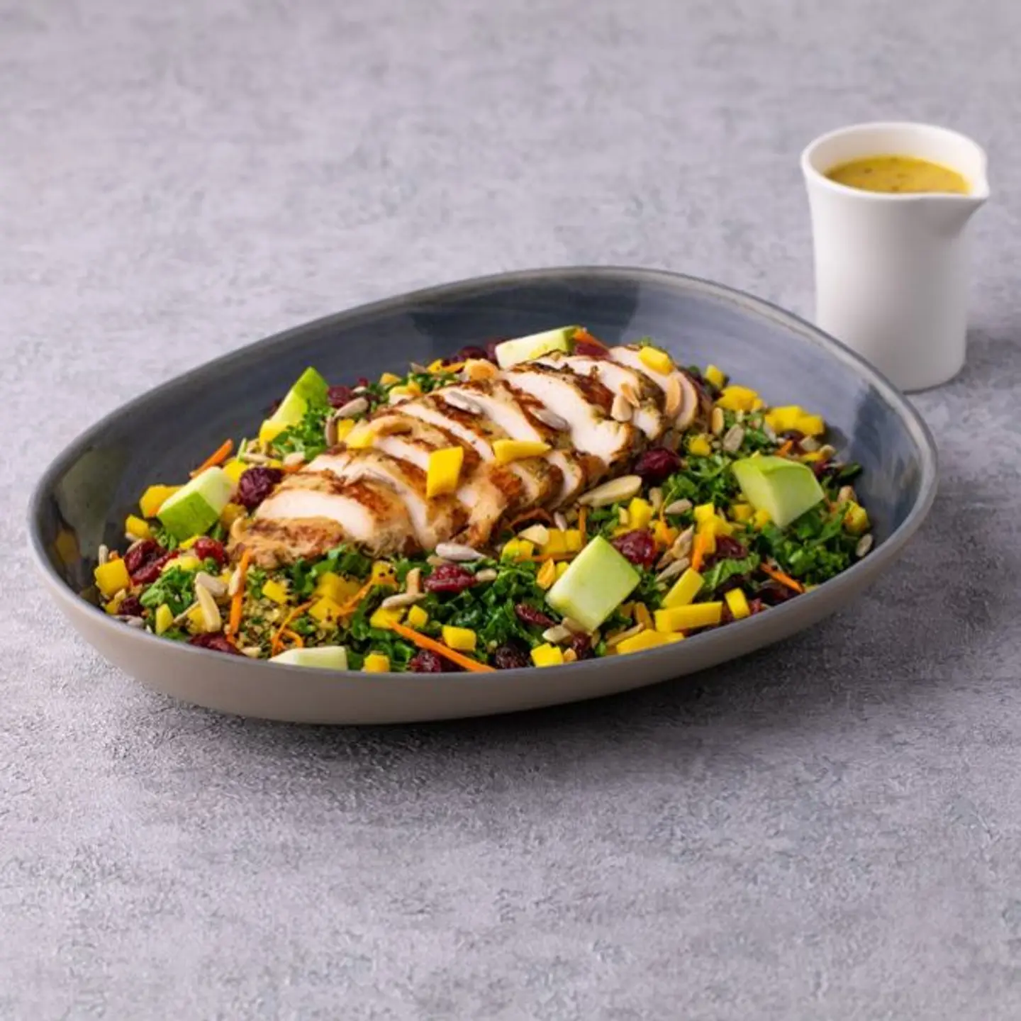 سلطة الكينوا والكرنب