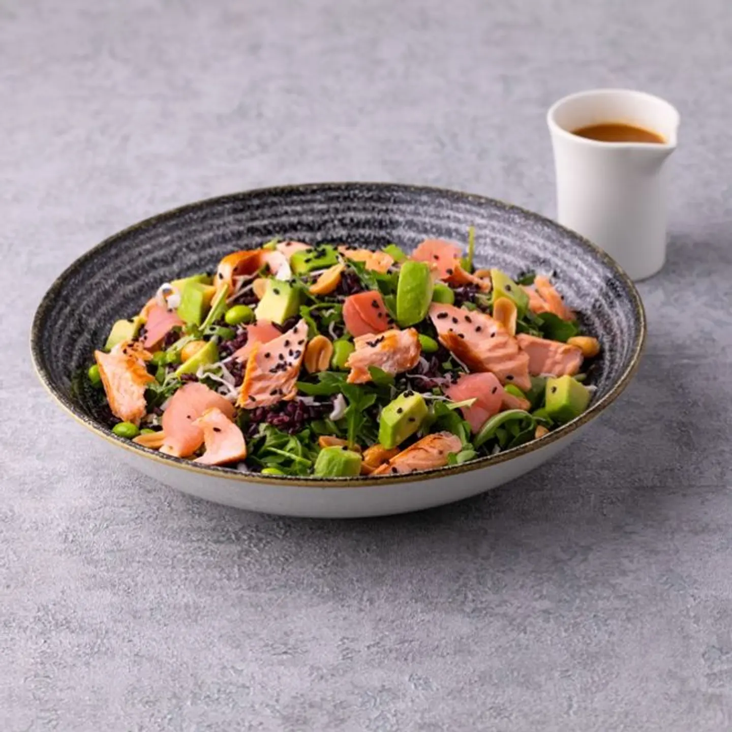 سلطة السلمون الطازج المشوي