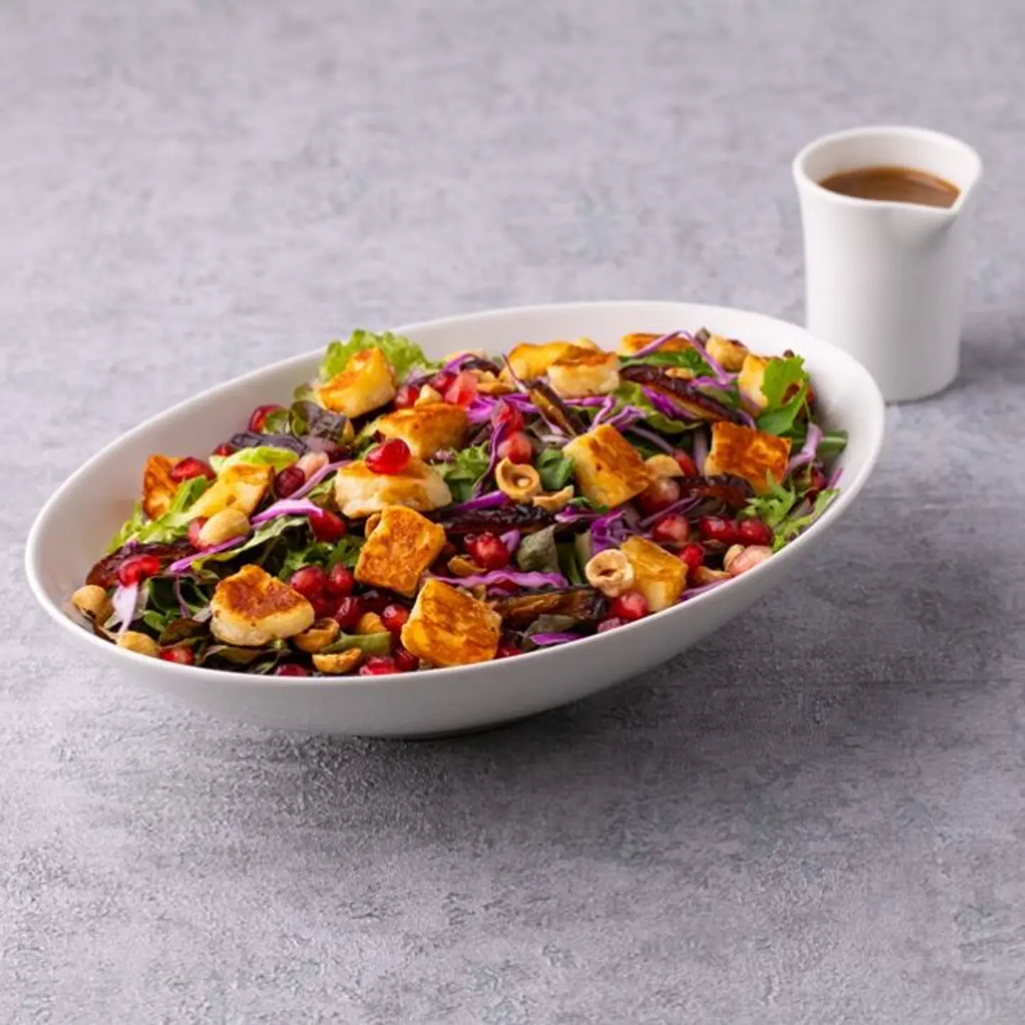 سلطة جبنة الحلومي المشوية والتمر