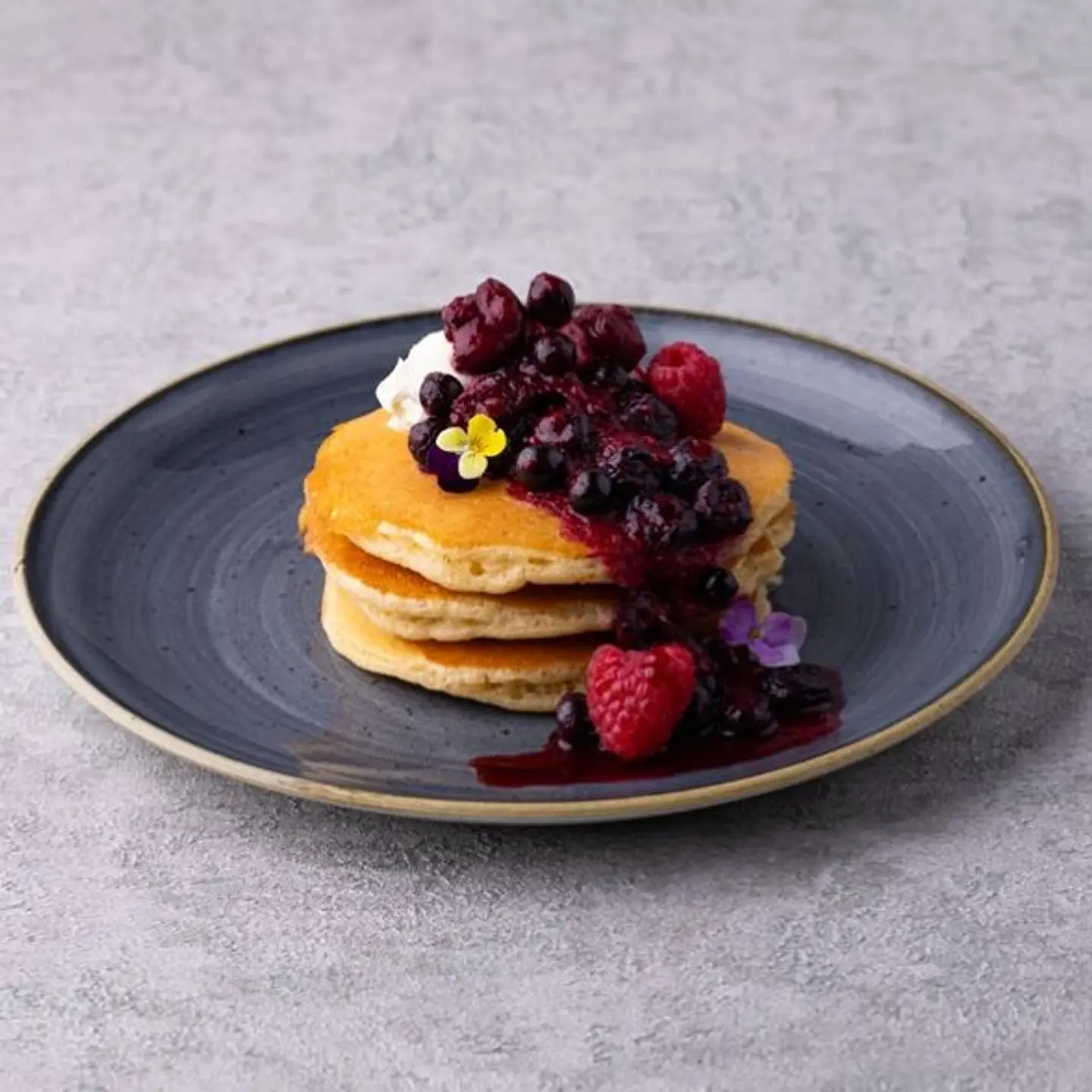 البانكيك بخليط من أنواع التوت