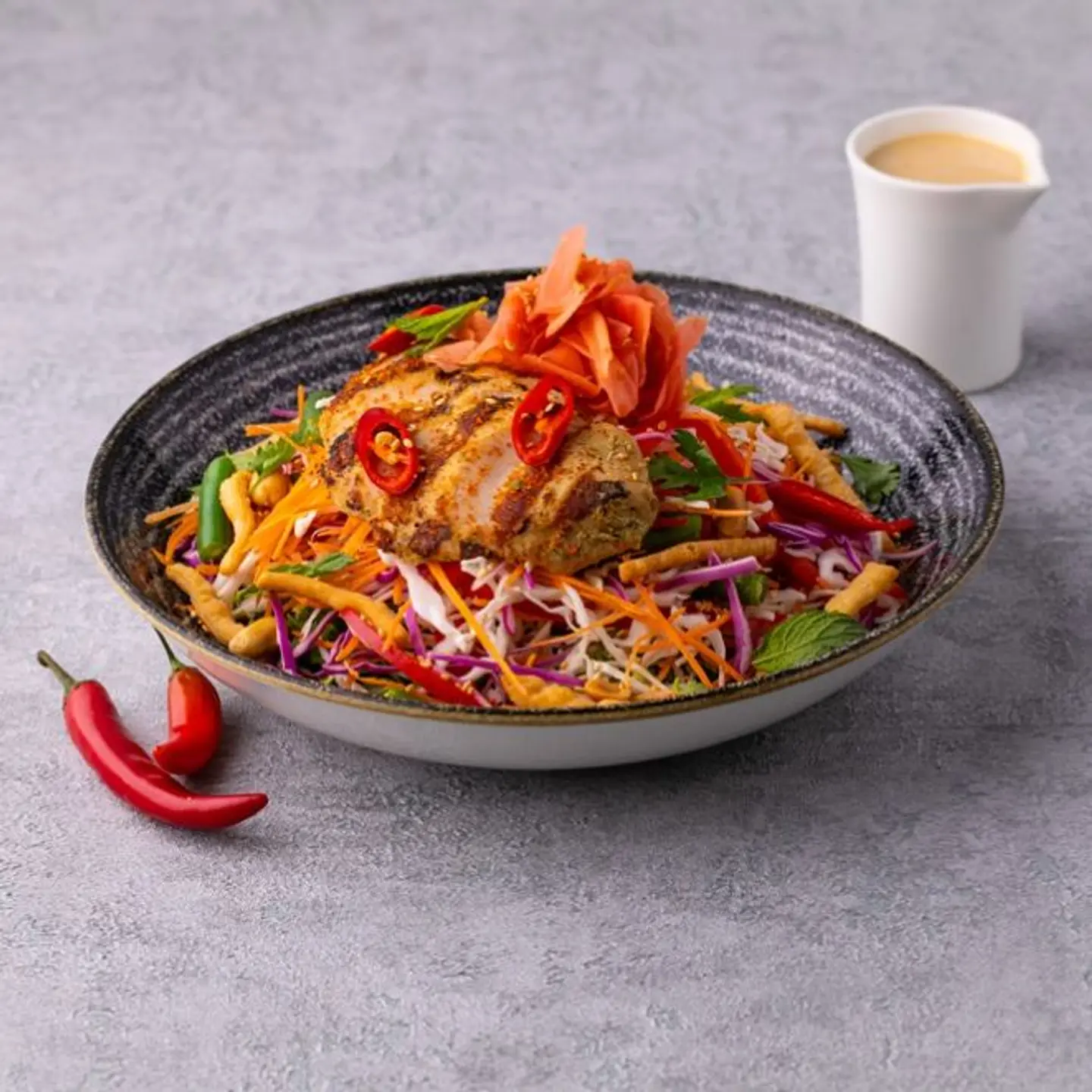 سلطة الدجاج الأسيوية بالسمسم