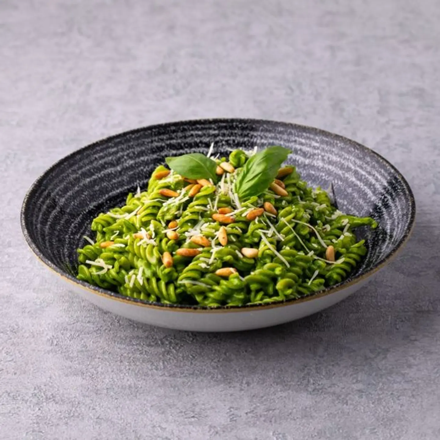 معكرونة بالدجاج والبيستو