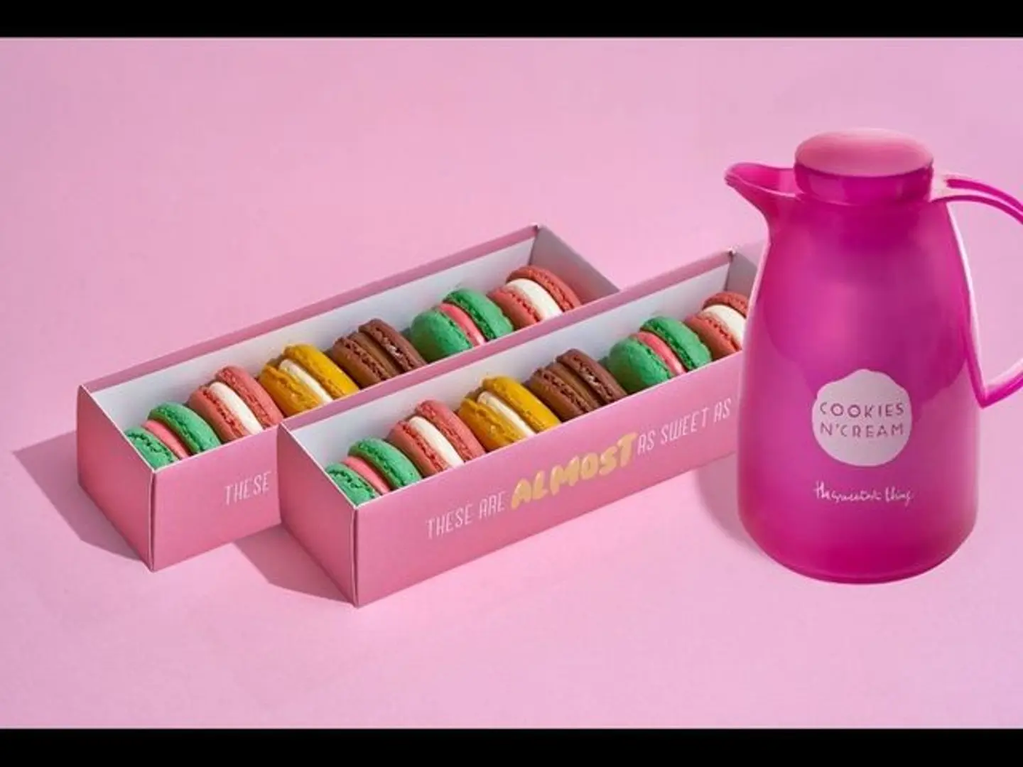 ماكرون مع دلة قهوة