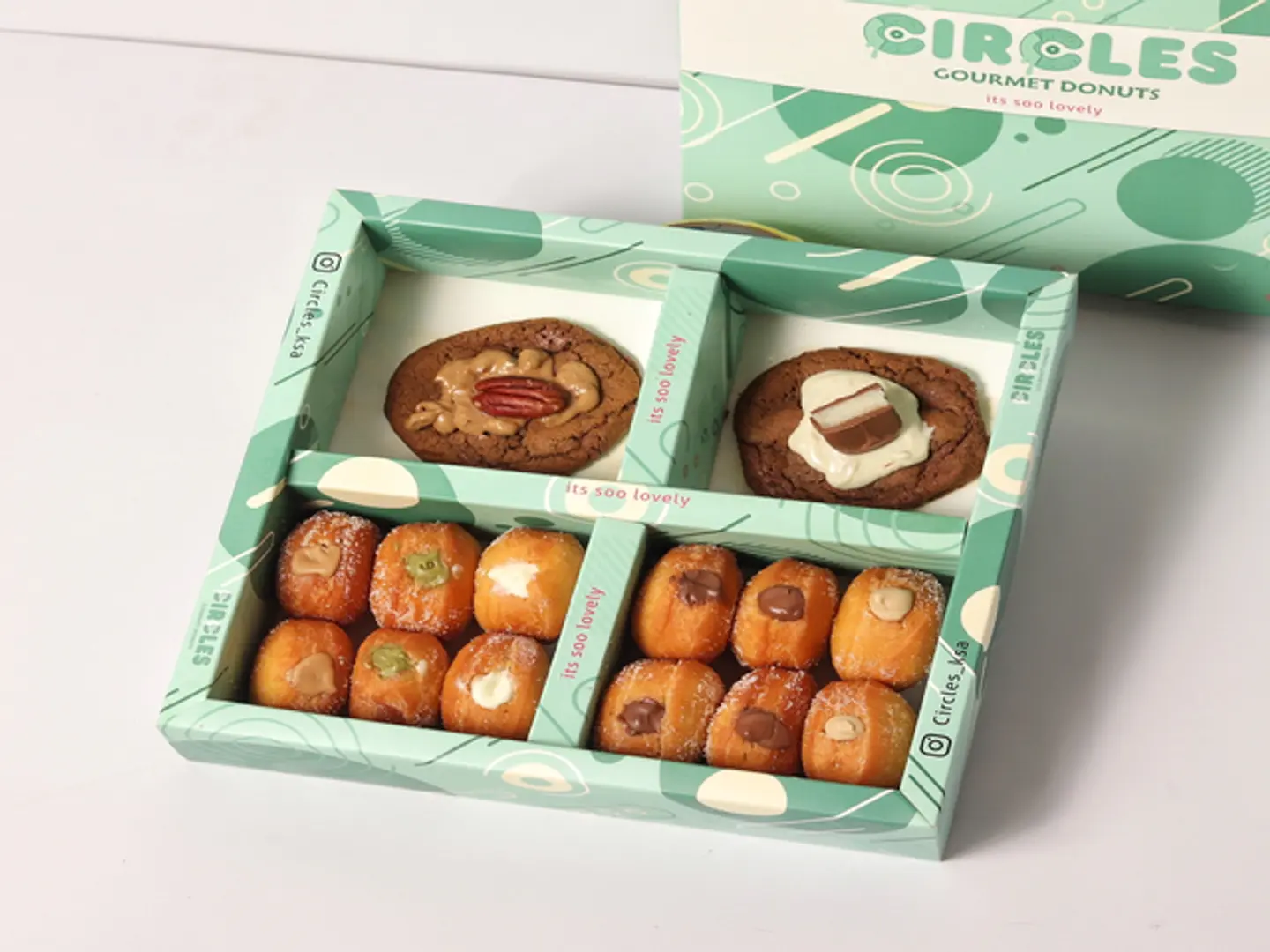 بوكس مكس (٢ حبة كوكيز ٤٠ جرام طازج و١٢ حبة ميني دونات محشية )