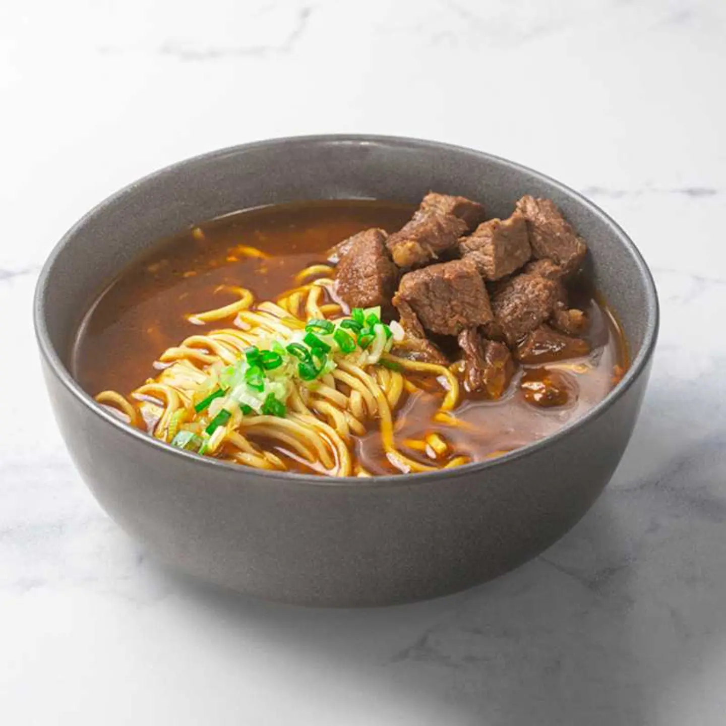 شوربة نودلز باللحم