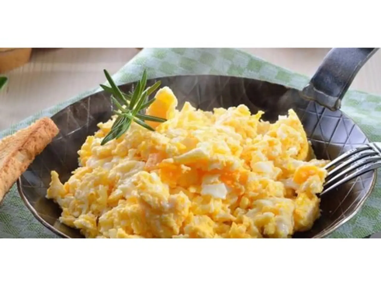 شيبس مع البيض