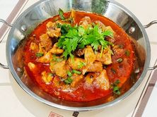 دجاج بالقلقاس (التارو) (بالعظم)